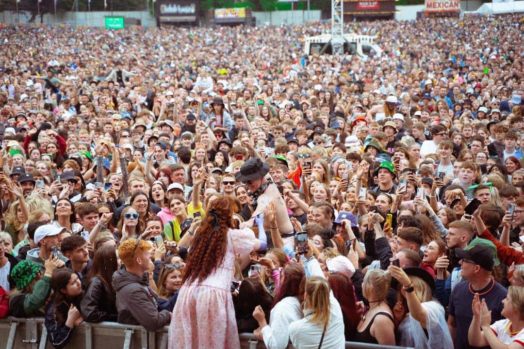 ケイト・ナッシュのインスタグラム：「Tramlines! What a weekend. Thank you so much for your ENERGY! We had a special time ☔️ 💖 @tramlines photos @dorapaphides styled by @iammattking hair and make up @evanhuang.33 dress & gloves 🫶🏼@renlisuofficial  @elissapoppy」