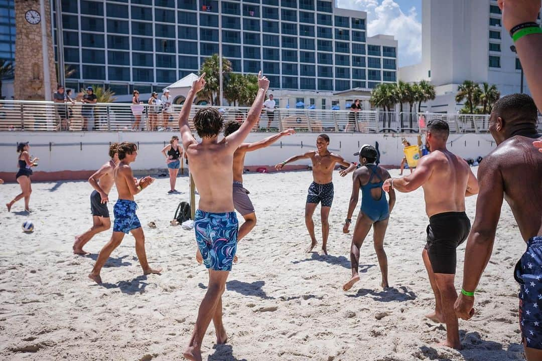 ジョッシュ・マレーさんのインスタグラム写真 - (ジョッシュ・マレーInstagram)「Center Stage on the main court for the Final 4 volleyball tournament, so proud of these upcoming Junior boys for making it this far - next year, my boys are taking home the trophy 🏆 #BlockCity - Swipe for more pics of the trip - bus ride sleeping pics and early morning workouts 😴 🏋🏻‍♂️ #buckheadchurch #insideout #daytonabeach」7月23日 23時53分 - joshmurray11