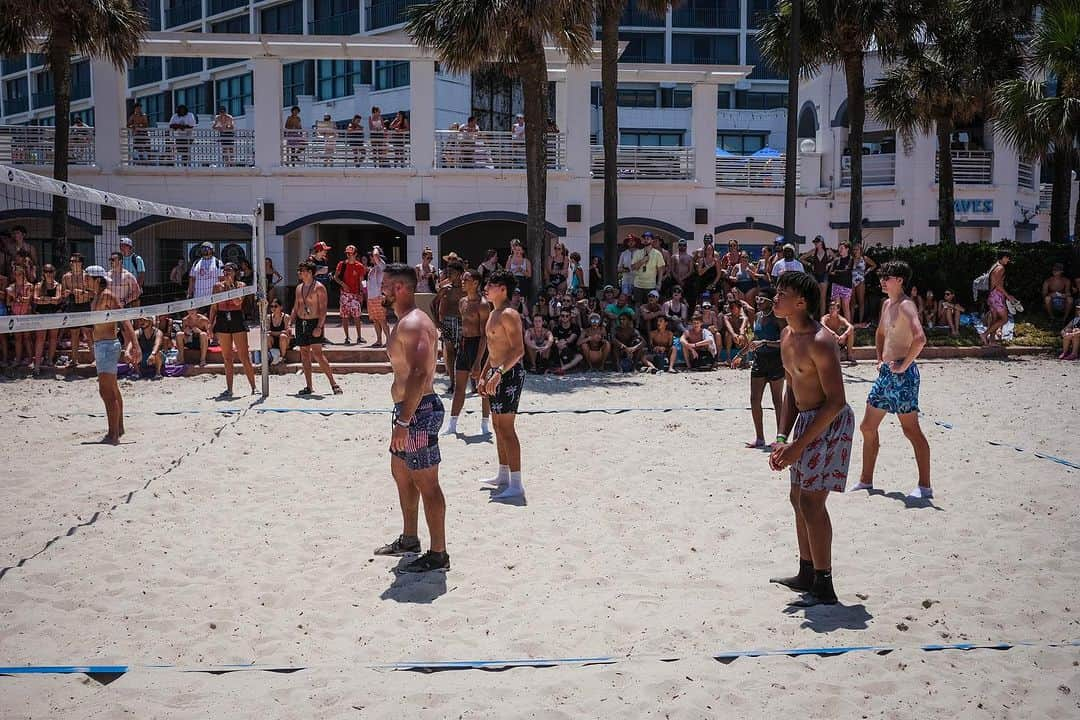 ジョッシュ・マレーのインスタグラム：「Center Stage on the main court for the Final 4 volleyball tournament, so proud of these upcoming Junior boys for making it this far - next year, my boys are taking home the trophy 🏆 #BlockCity - Swipe for more pics of the trip - bus ride sleeping pics and early morning workouts 😴 🏋🏻‍♂️ #buckheadchurch #insideout #daytonabeach」