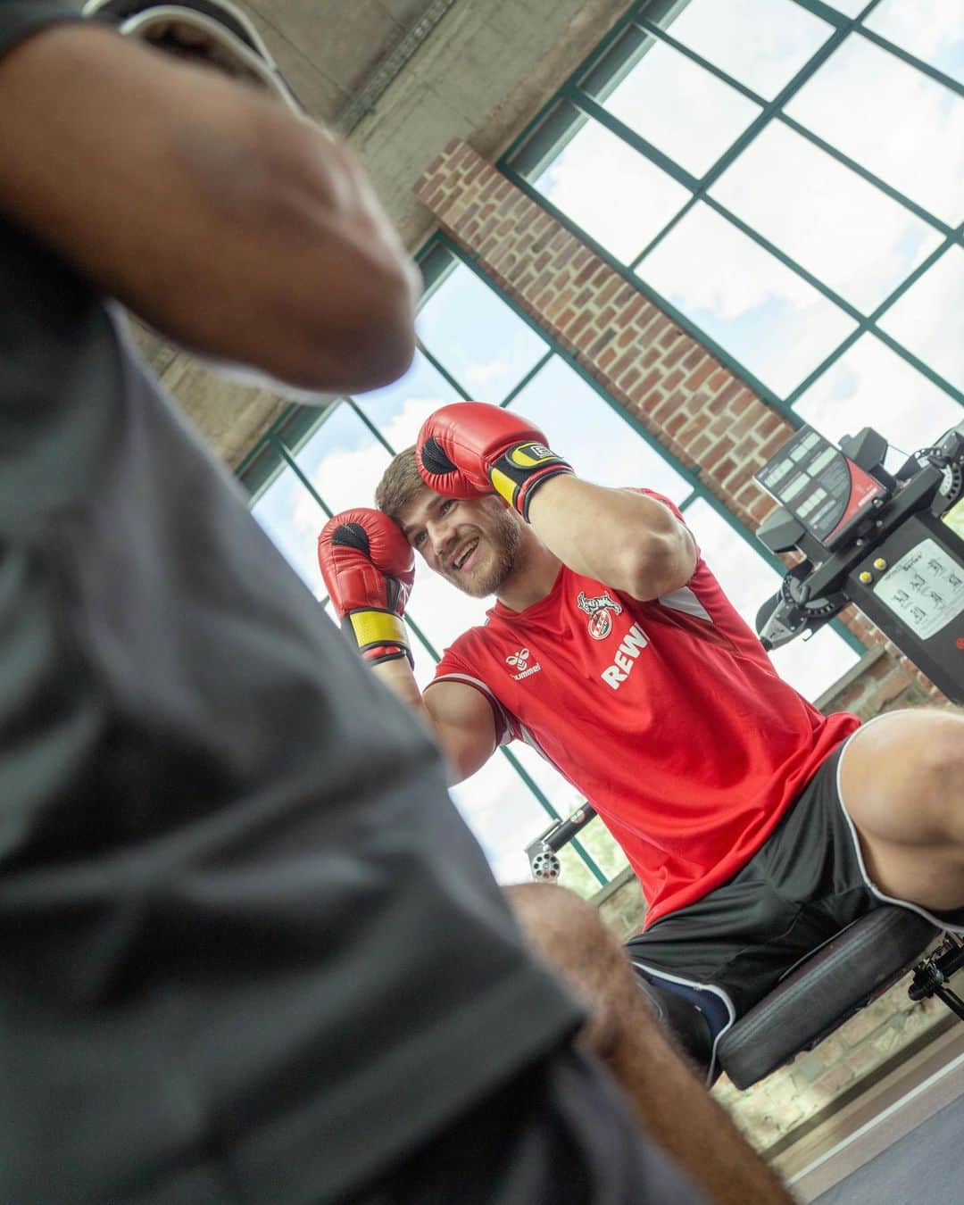 1.FCケルンのインスタグラム：「Kämpfen fürs Comeback! 💪🔥  Jan Thielmann absolviert aktuell sein Reha-Programm bei @physiosportkoeln! Wir hoffen, dass du ganz schnell wieder fit auf dem Platz stehst, @jan.thielmann! 🤞⚽️ ___ #effzeh」