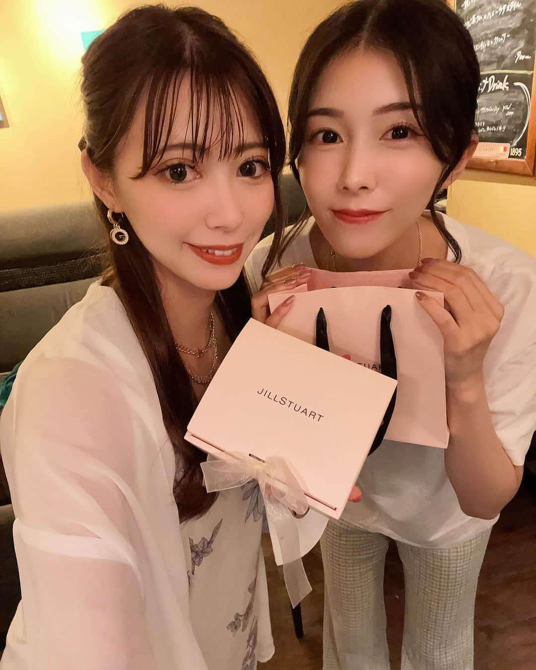 安森彩那さんのインスタグラム写真 - (安森彩那Instagram)「ぬんちゃ☀️ あや那お誕生日会 ご参加頂きました皆様、 本当に本当にありがとうございました🎂💕 大好きな仲間に囲まれたお誕生日会は本当に幸せすぎらっちぇだった💖 - ゲストできてくれた、 麻衣愛、うい、両部お手伝いしてれたまうさん、3人にも本当に感謝の気持ちでいっぱいです໒꒰ྀི∩˃ ᵕ ˂∩꒱ྀི১︎︎  - まうさん、ういがほぼ初めてのお誕生日会だった私に手取り足取り教えてくれて本当に助けられました🥹💕 ありがたや(〃✪ω✪〃)✨ - 一緒に過ごせるだけで、幸せルンティなのに、プレゼントや、だーすきなブーケ💐や、サプライズケーキまで🥹🎂💕 みんなの愛を身に染みて感じた、 濃ゆくて忘れられない1日となりました🥺♥️ - また来年もこうやって一緒に過ごせるといいなー*˙︶˙*)ﾉ" - 今後ともよろしくお願いします(∩´∀｀＠)⊃♥️ - お店を提供して頂いた、 bar＆food石さんありがとうございました。⊂( ･ω･ )⊃✨ ---- ヾ(:3ヾ∠)_ﾄﾚﾋﾞｱ~~~ﾝ💕」7月23日 23時57分 - ayana.y_official