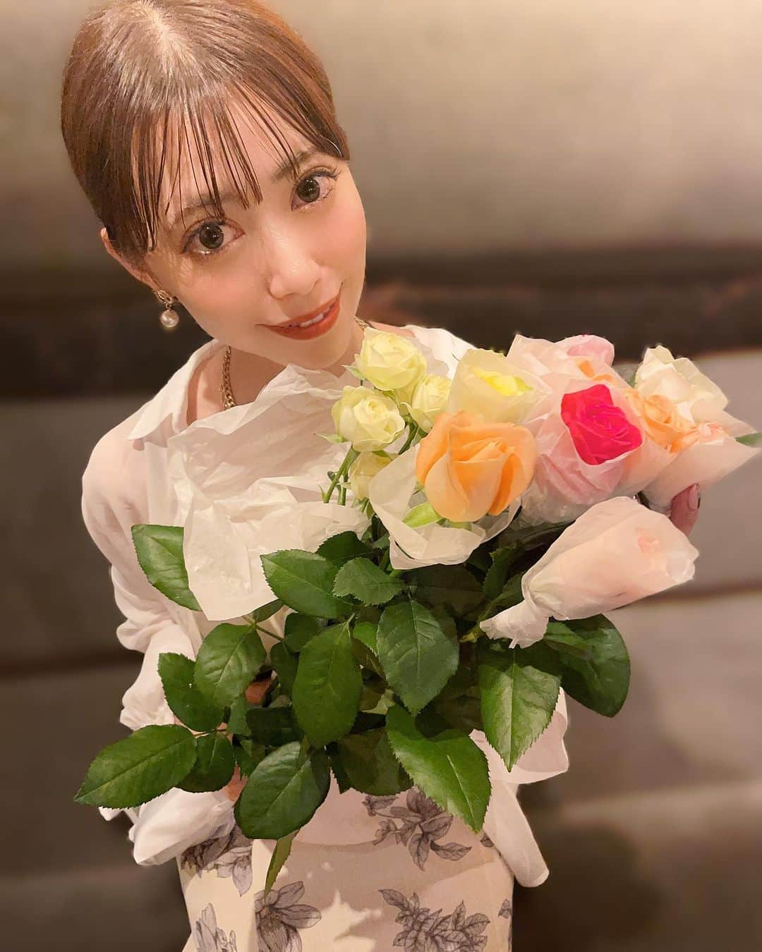 安森彩那さんのインスタグラム写真 - (安森彩那Instagram)「ぬんちゃ☀️ あや那お誕生日会 ご参加頂きました皆様、 本当に本当にありがとうございました🎂💕 大好きな仲間に囲まれたお誕生日会は本当に幸せすぎらっちぇだった💖 - ゲストできてくれた、 麻衣愛、うい、両部お手伝いしてれたまうさん、3人にも本当に感謝の気持ちでいっぱいです໒꒰ྀི∩˃ ᵕ ˂∩꒱ྀི১︎︎  - まうさん、ういがほぼ初めてのお誕生日会だった私に手取り足取り教えてくれて本当に助けられました🥹💕 ありがたや(〃✪ω✪〃)✨ - 一緒に過ごせるだけで、幸せルンティなのに、プレゼントや、だーすきなブーケ💐や、サプライズケーキまで🥹🎂💕 みんなの愛を身に染みて感じた、 濃ゆくて忘れられない1日となりました🥺♥️ - また来年もこうやって一緒に過ごせるといいなー*˙︶˙*)ﾉ" - 今後ともよろしくお願いします(∩´∀｀＠)⊃♥️ - お店を提供して頂いた、 bar＆food石さんありがとうございました。⊂( ･ω･ )⊃✨ ---- ヾ(:3ヾ∠)_ﾄﾚﾋﾞｱ~~~ﾝ💕」7月23日 23時57分 - ayana.y_official