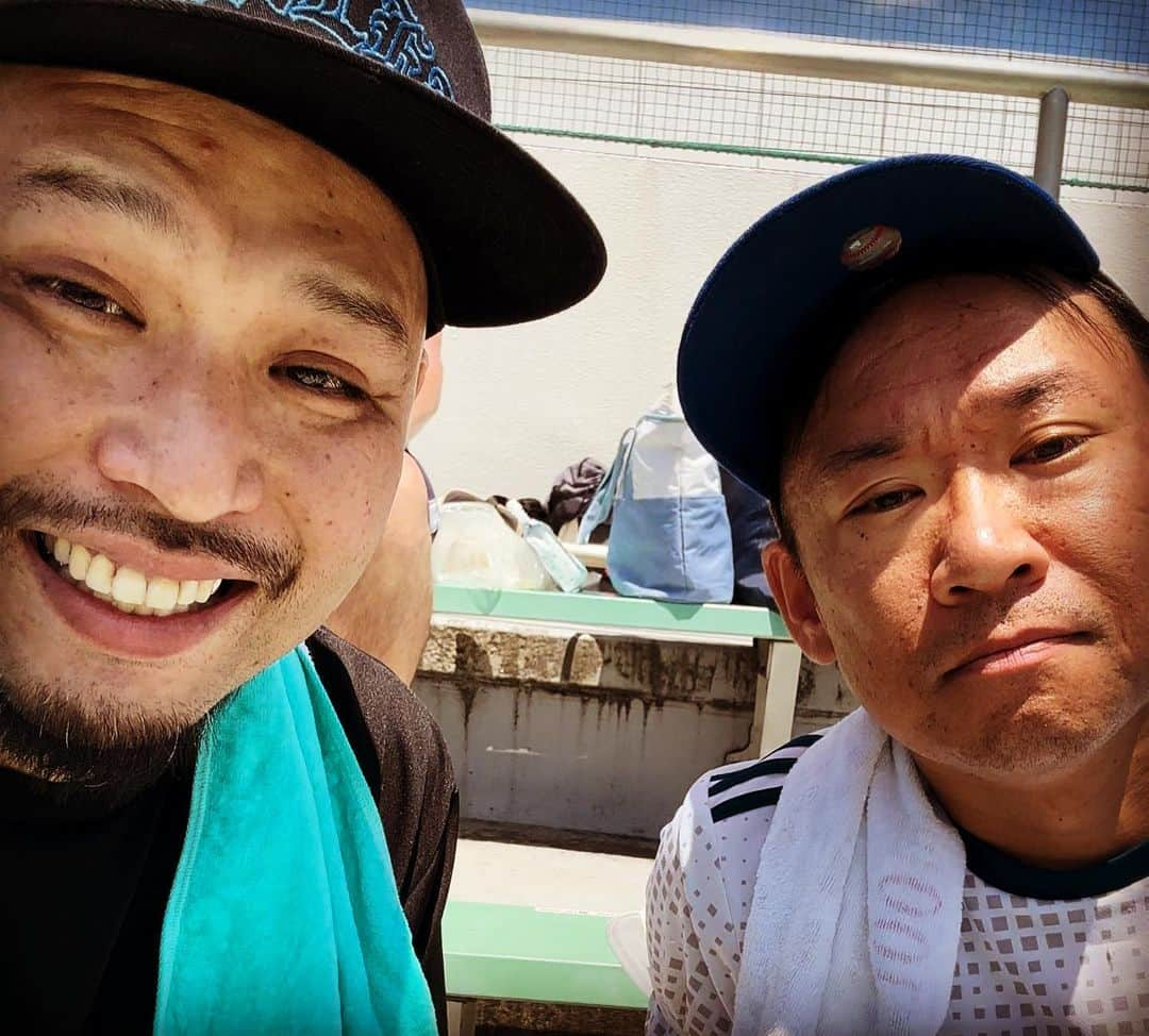 大江健次さんのインスタグラム写真 - (大江健次Instagram)「夏の高校野球、我が最愛の母校大宮東高校の応援に📣  野球部の同志の大平と一緒に行こってなって球場待ち合わせだったのだが、たまたま入り口でチアガール部のなっちゃんとみゆきちゃんとバッタリ会って4人で観戦⚾️  確実に久々の再会なのに3日前に会ったくらいのテンションと会話の内容ってのが永遠の同級生ですよね笑。  会場では同世代の後輩に会ったり、マスターズ甲子園で知り合っただいぶ下の後輩君がわざわざ挨拶来てくれたり、現役の生徒さんがメガホン渡してくれたり、伝統校って本当心強い筋があって自分ももっと頑張らなきゃってなるわけです🔥  残念ながら試合は負けてしまいましたが、強豪校だからこそこうやってまた戻って来れる場所がいつまでもある事にいつも感謝しています✨生徒の皆様、本当ナイスファイトでした🔥  今年からブラスバンドが戻って来たり、声出しの応援が戻ってきたり、ここ数年でのもどかしさを吹き飛ばしてくれるような光景を見る事が出来たから、またみんなも自分の人生を全うしつつ、たまにこうやって集まりましょう🔥  僕は母校が全国出るまで高校野球の甲子園は観に行かないって決めてます。自分も圧倒的に売れてたくさん差し入れ出来る様に頑張りますのでいつかその夢叶えましょう✊  明日はそんな大宮東高校の最寄駅の七里のお祭りに我々こりゃめでてーなが打席に立ちます‼️   野球とは全く違う競技ですが、誇りと礼を持ってふざけて参ります🔥  #こりゃめでてーな #mckj #大宮東 #野球部 #大平 #ナイスファイト #ヒェ」7月23日 23時58分 - mckj_hagestagram