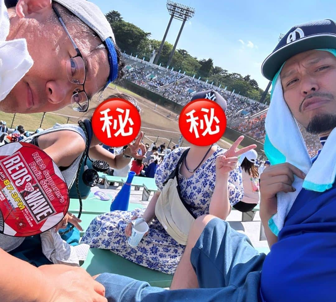 大江健次さんのインスタグラム写真 - (大江健次Instagram)「夏の高校野球、我が最愛の母校大宮東高校の応援に📣  野球部の同志の大平と一緒に行こってなって球場待ち合わせだったのだが、たまたま入り口でチアガール部のなっちゃんとみゆきちゃんとバッタリ会って4人で観戦⚾️  確実に久々の再会なのに3日前に会ったくらいのテンションと会話の内容ってのが永遠の同級生ですよね笑。  会場では同世代の後輩に会ったり、マスターズ甲子園で知り合っただいぶ下の後輩君がわざわざ挨拶来てくれたり、現役の生徒さんがメガホン渡してくれたり、伝統校って本当心強い筋があって自分ももっと頑張らなきゃってなるわけです🔥  残念ながら試合は負けてしまいましたが、強豪校だからこそこうやってまた戻って来れる場所がいつまでもある事にいつも感謝しています✨生徒の皆様、本当ナイスファイトでした🔥  今年からブラスバンドが戻って来たり、声出しの応援が戻ってきたり、ここ数年でのもどかしさを吹き飛ばしてくれるような光景を見る事が出来たから、またみんなも自分の人生を全うしつつ、たまにこうやって集まりましょう🔥  僕は母校が全国出るまで高校野球の甲子園は観に行かないって決めてます。自分も圧倒的に売れてたくさん差し入れ出来る様に頑張りますのでいつかその夢叶えましょう✊  明日はそんな大宮東高校の最寄駅の七里のお祭りに我々こりゃめでてーなが打席に立ちます‼️   野球とは全く違う競技ですが、誇りと礼を持ってふざけて参ります🔥  #こりゃめでてーな #mckj #大宮東 #野球部 #大平 #ナイスファイト #ヒェ」7月23日 23時58分 - mckj_hagestagram