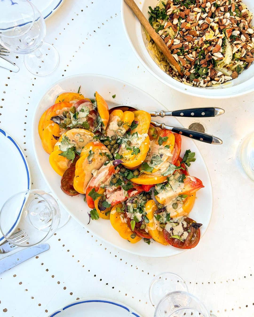 STIL IN BERLINのインスタグラム：「Oh the glory - and just a fraction of what we prepared and ate in Provence. Send me a message if you want a particular recipe 🍽️  1, tomatoes with tahini and capers 2, buttery grilled aubergines 3, grilled green beans and lemons 4, tomatoes with sumac onions 5, spiced aubergines with ricotta  6, melon, potato, herb, and roasted feta 7, melon, tomato, and mozzarella with chilies 🌶️ 8, orzo, herb and preserved lemon bake」