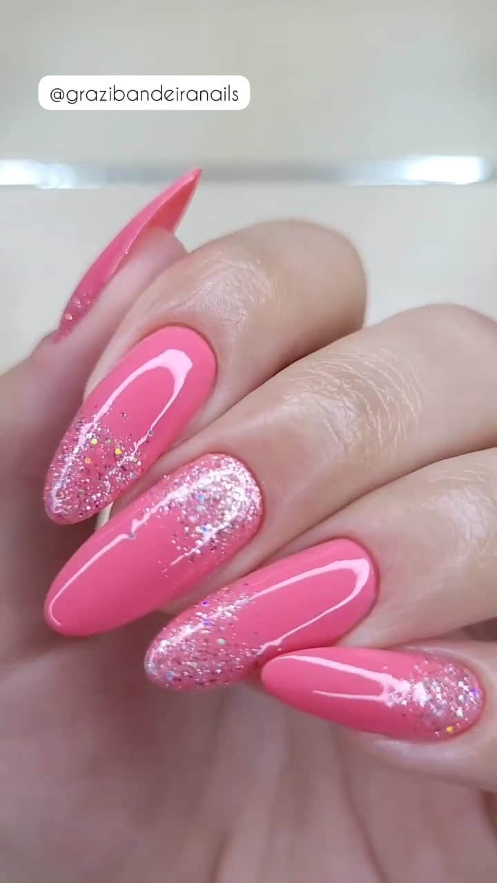Risqueのインスタグラム：「O combo perfeito para uma estreia bem cor de rosa. 💖 Olha essa nail art perfeita da @grazibandeiranails com os vidrinhos Bela e Poderosa, Granulado Rose e Cobertura Brilhante.  Qual cor você irá ao cinema no fim de semana? Conta aqui nos comentários! 👇  #EsmaltesRisqué #RisquéOficial #TáNasNossasMãos #EsmalteRosa」