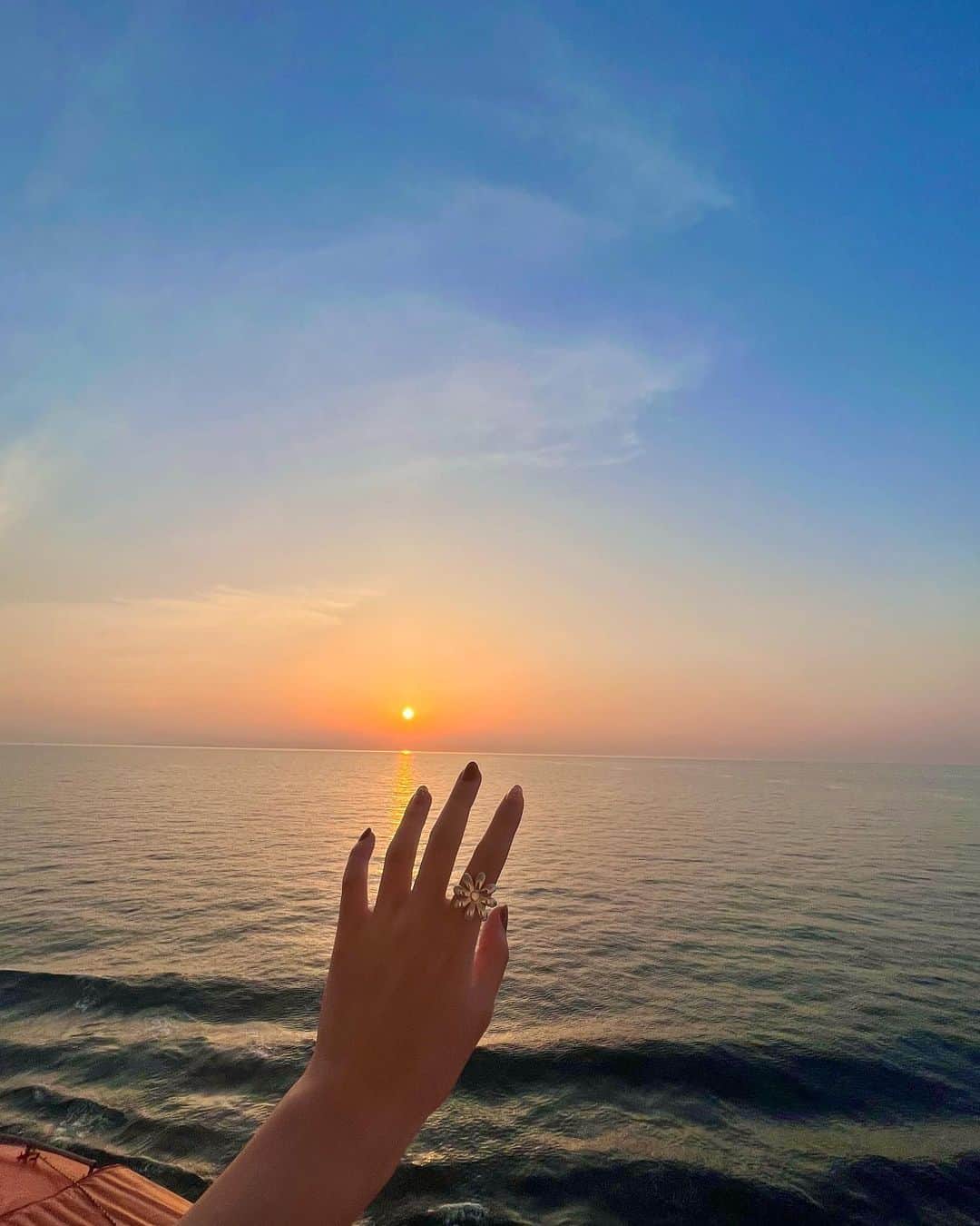 天翔天音さんのインスタグラム写真 - (天翔天音Instagram)「‪𓂃𓈒໒꒱‪𓏸  豪華客船旅　“飛鳥II”で見れた夕焼け。 あまりにも綺麗すぎました、、🚢✨  皆さんへこの美しさ伝わるかな、、  こんなにも綺麗な夕陽が 海に輝いている 素敵な景色をみれて感動、、♡🌞 ˎˊ˗  #天翔天音 #豪華客船　#飛鳥ⅱ  #夕焼け #夕陽 #ララLIFE  #selfie #05 #ljk #景色 #巻き髪 #ロングヘア」7月24日 0時09分 - amane_tensho_official