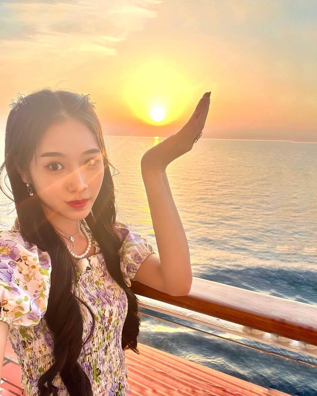天翔天音さんのインスタグラム写真 - (天翔天音Instagram)「‪𓂃𓈒໒꒱‪𓏸  豪華客船旅　“飛鳥II”で見れた夕焼け。 あまりにも綺麗すぎました、、🚢✨  皆さんへこの美しさ伝わるかな、、  こんなにも綺麗な夕陽が 海に輝いている 素敵な景色をみれて感動、、♡🌞 ˎˊ˗  #天翔天音 #豪華客船　#飛鳥ⅱ  #夕焼け #夕陽 #ララLIFE  #selfie #05 #ljk #景色 #巻き髪 #ロングヘア」7月24日 0時09分 - amane_tensho_official