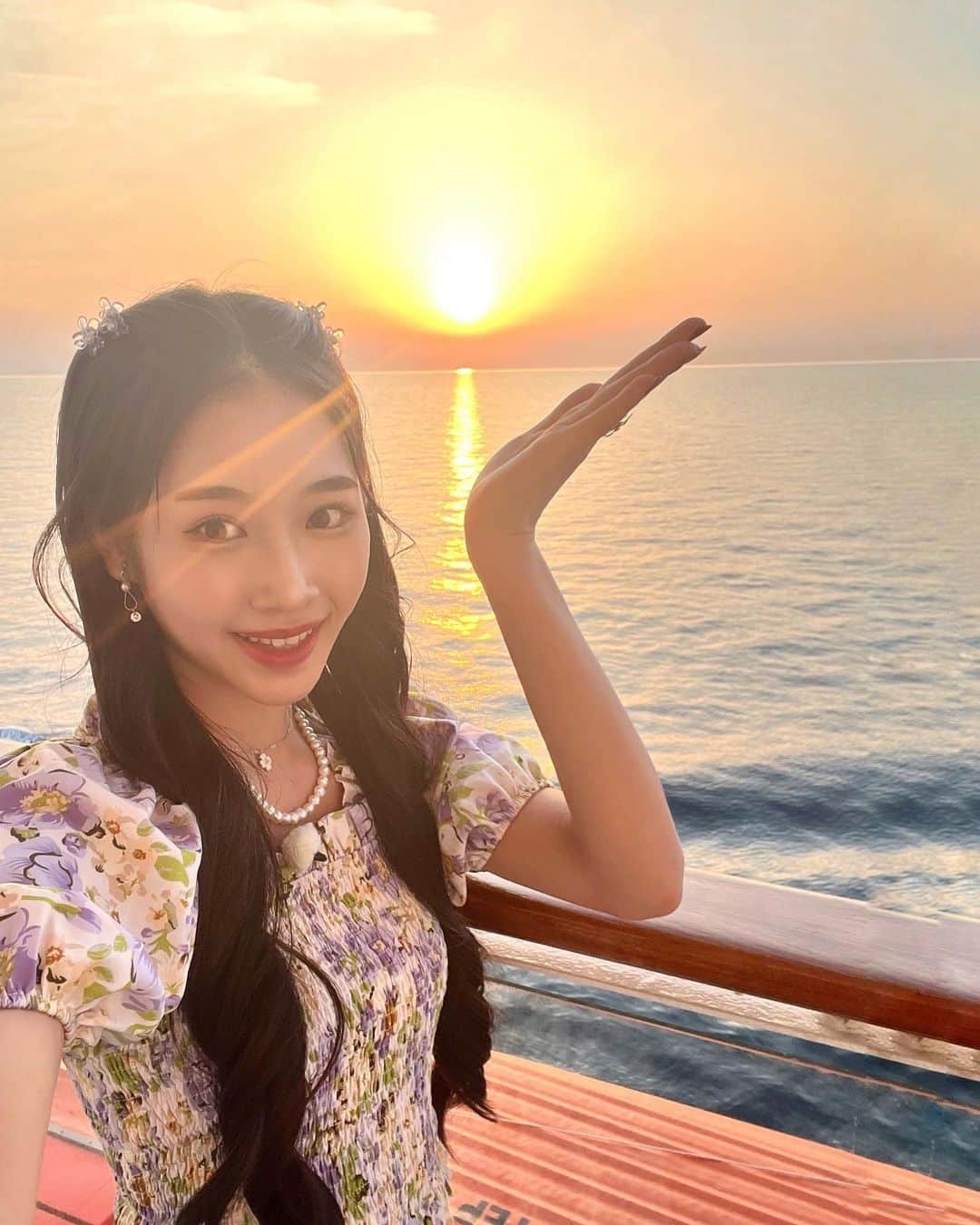 天翔天音のインスタグラム：「‪𓂃𓈒໒꒱‪𓏸  豪華客船旅　“飛鳥II”で見れた夕焼け。 あまりにも綺麗すぎました、、🚢✨  皆さんへこの美しさ伝わるかな、、  こんなにも綺麗な夕陽が 海に輝いている 素敵な景色をみれて感動、、♡🌞 ˎˊ˗  #天翔天音 #豪華客船　#飛鳥ⅱ  #夕焼け #夕陽 #ララLIFE  #selfie #05 #ljk #景色 #巻き髪 #ロングヘア」
