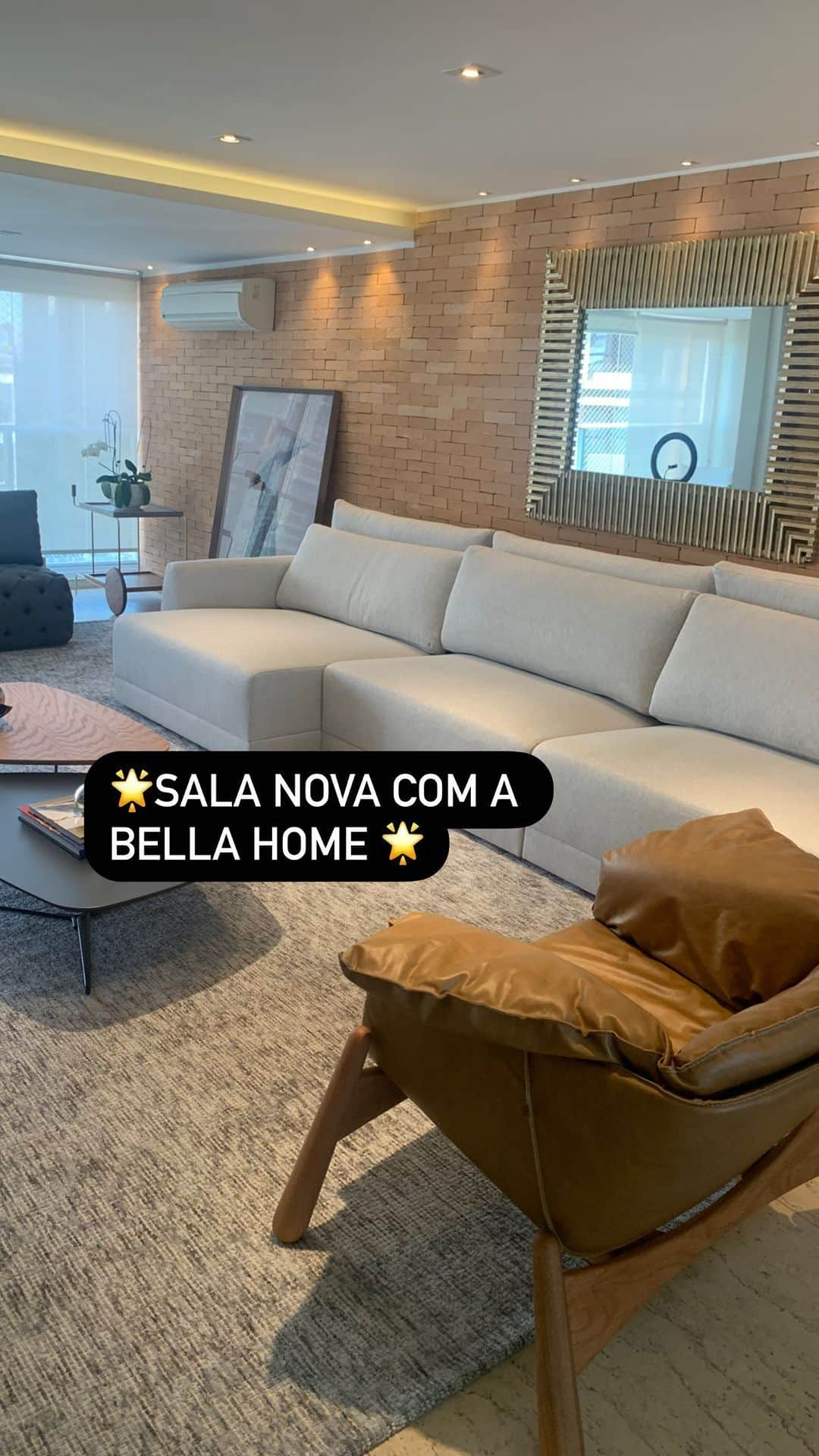 ジュリアーノ・ベレッチのインスタグラム：「🌟 DECOR DA SALA 🌟 com a @bellahomeoficial 😍 Apaixonada pela nossa sala nova! Agora que os meninos cresceram um pouco, é hora de renovar!!  👉 Encantada com a ajuda desde o projeto até a montagem da sala! A Juliana Soares da loja da Granja Viana, nos deu suporte total! Amamos! ❤️ 👉 Quadro da renomada artista Mono Girald  👉 Poltrona Charrua de couro natural e base de jequitibá maciço assinada pelo designer Ricardo Barddal  👉 Sofá Retrátil com mecanismos automáticos! (Demoramos para achar um lindo e ao mesmo tempo super confortável! )   👉 Vou mostrar mais nos stories 💕 #decor #sala #sofa #mesadejantar」