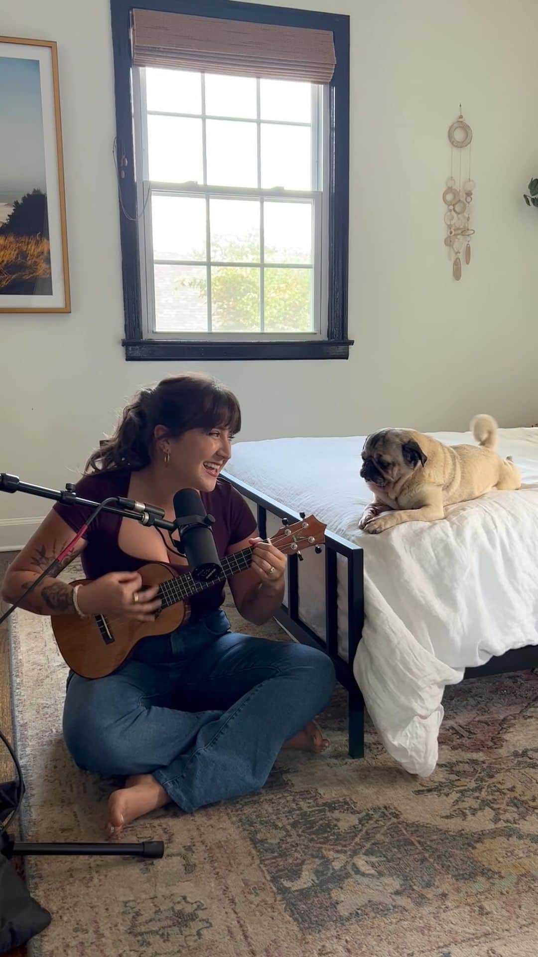 itsdougthepugのインスタグラム：「The tail does NOT STOP!!! The love is real 🥹 Today’s #songformydog is “Every Bark You Take” - who’s going to sing this to their dog later?   #dogsofinstagram #acousticcover #dougthepug #pugsofinstagram #wholesome #bestfriends #dogmom」