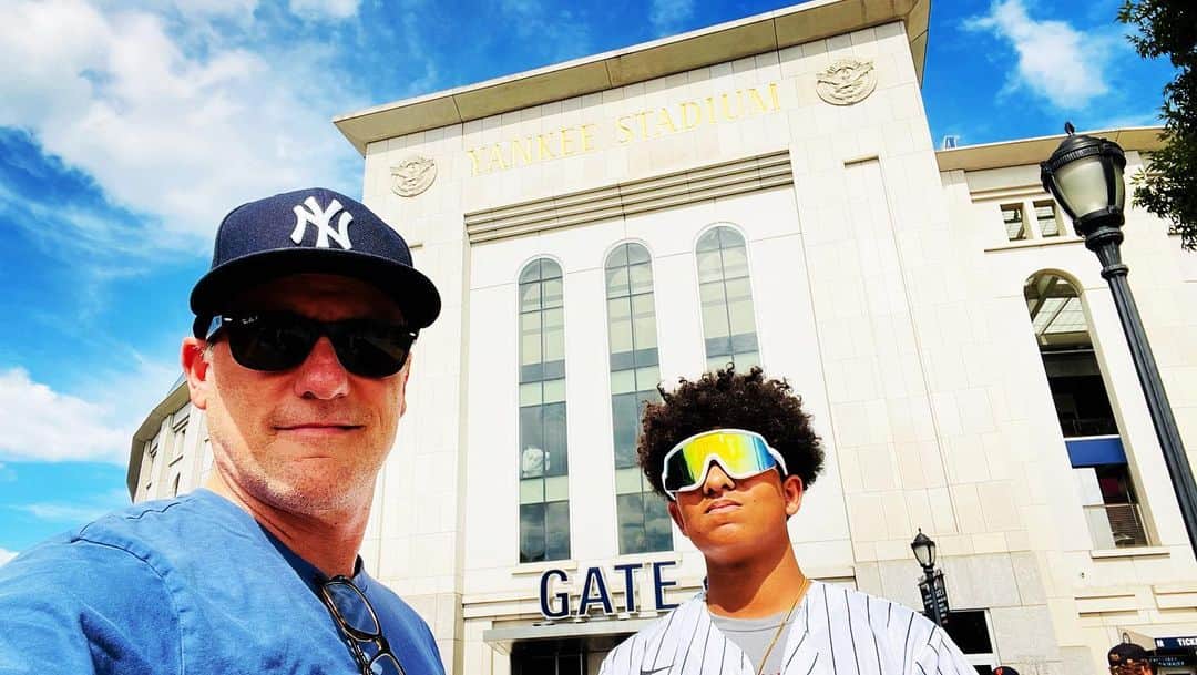 トム・ベリカのインスタグラム：「LAST STOP! The city so nice they named it twice. NYC…my home a few years back. Perhaps the most beautiful weather of all our days on the #dadsonroadtrip. @yankees brought home a win to cap off our trip. Memories of a lifetime and really…the most important is quality time with my kid. And eating the most junk food I’ve had in years.  Priceless.  @mlb @yankeestadium #timeforcleanse #bucketlist #newyorkcity」