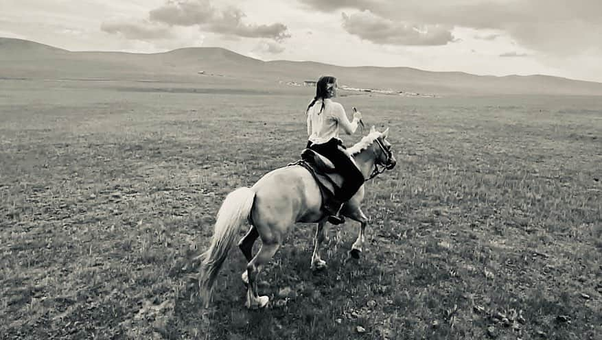 マイケル・ミュラーさんのインスタグラム写真 - (マイケル・ミュラーInstagram)「Mongolia is now in the Trip of a Lifetime playlist.  Witnessing my daughters smile in ways I’ve never seen before brought tears to my eyes. As a father bringing my daughters on my expeditions and exposing them to different  cultures and animals is my job and what my Father did for us growing up.  Your never too old to start, so if your dream has been to watch God paint the hillsides with light each eve then GO. If you have wanted to Gallup with the Eagle Hunters & nomads in the badlands that Genghis Khan rode…then you gotta go!」7月24日 0時16分 - michaelmuller7