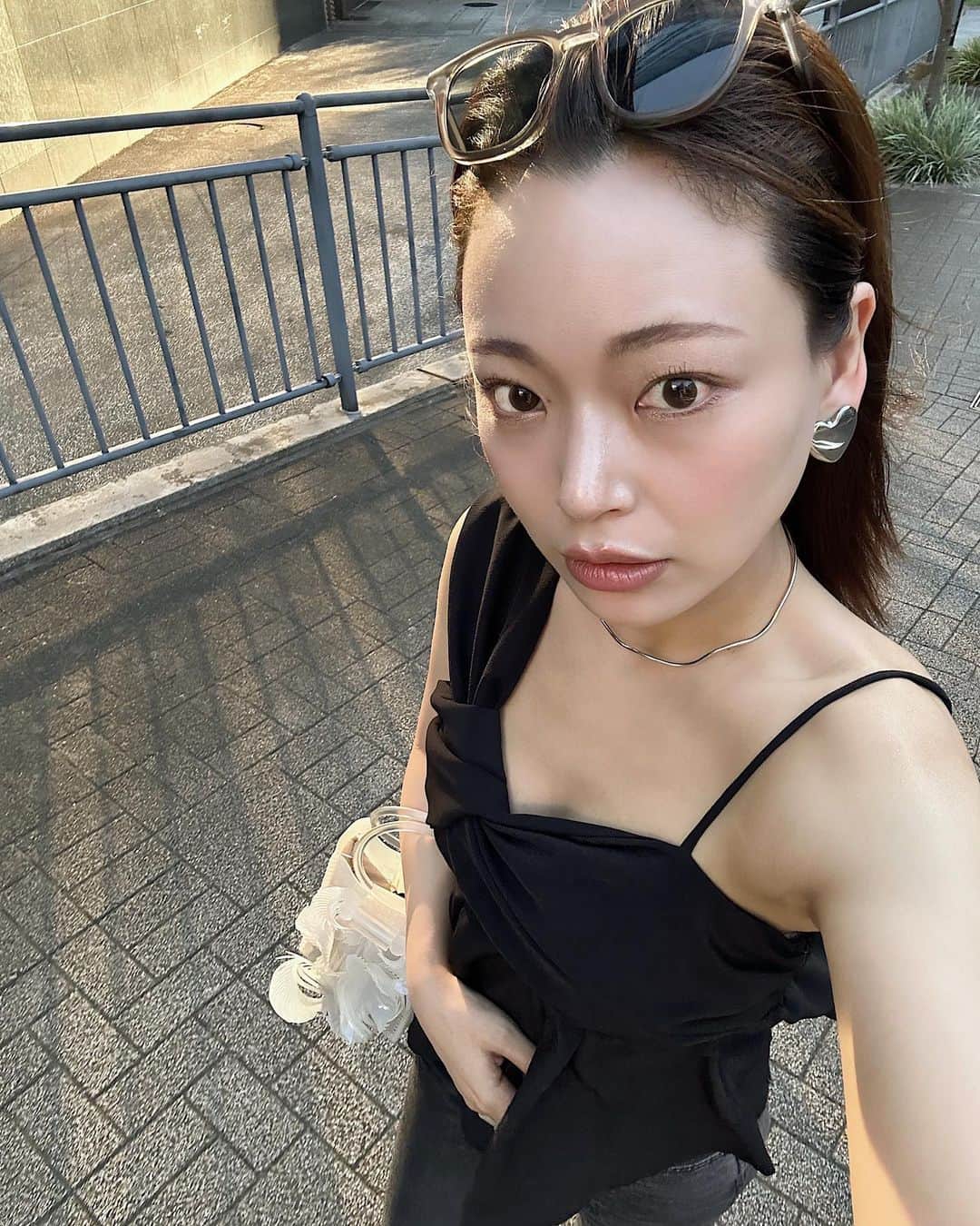 Yuuki mimuraのインスタグラム：「🖤🐈‍⬛🕶️  . @melonsoda__official 様よりいただきました、 アシンメトリーデザインのキャミソール✨  めちゃくちゃ気に入ってて出番多すぎ🫶🏽🖤💨  暑い時はレイヤードしたくないから 一枚でおしゃれに見えるのが最高💫  .  #ootd#ootdfashion  #fashion #outfitoftheday  #black#melonsoda」