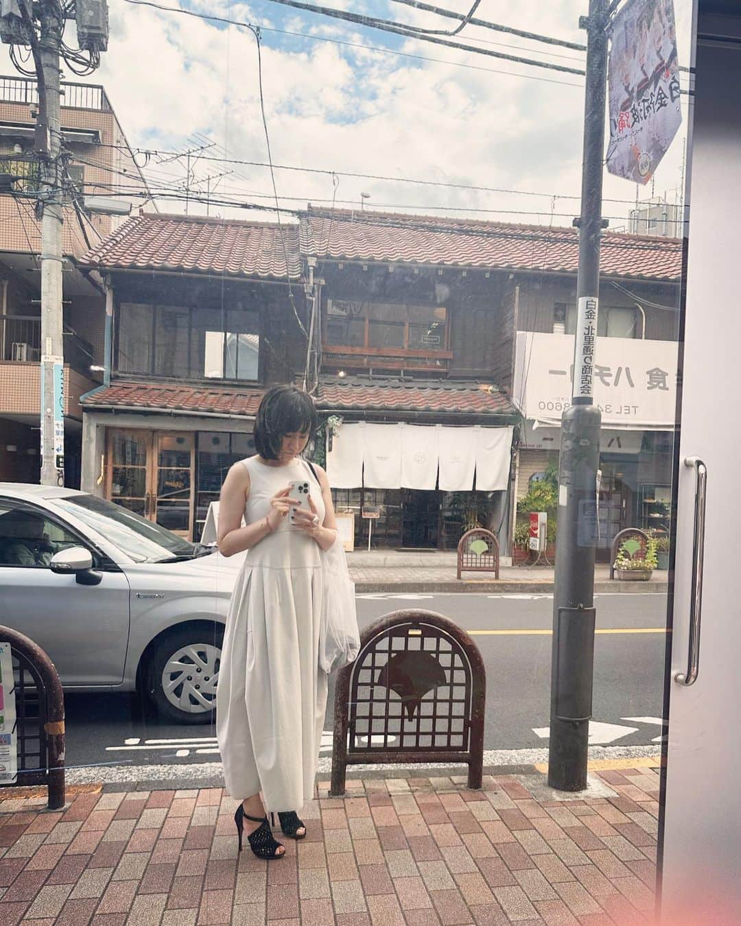 風間ゆみえのインスタグラム：「@stylings_official  #yumie_k_style  ドライヤーするとヘアスタイルが変わります。  写真奥のカフェのチョコレートチーズケーキが美味しい。  このワンピースは黒も買おうかなと思うほど着やすくて コクーンシルエットでカットドレスなのに形が決まる。  #yumie_k_style」