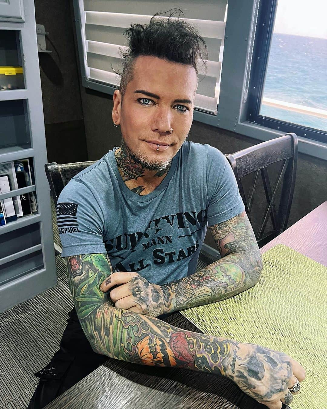 DJアシュバさんのインスタグラム写真 - (DJアシュバInstagram)「I’m on a boat…  📸 @kerrikasem #survivingmann」7月24日 0時33分 - ashba