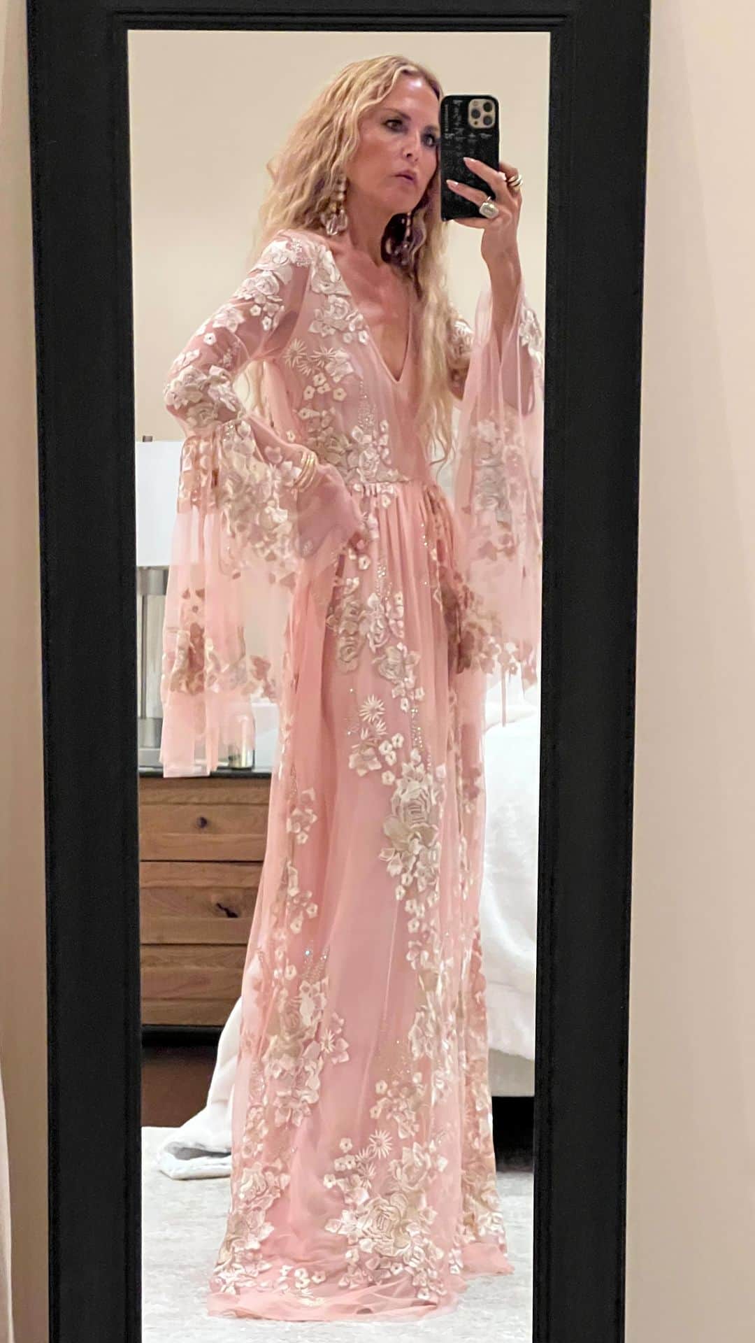 のインスタグラム：「A beyond beautiful night celebrating the 10th anniversary of @loveshackfancy and @becknyc in my blush pink dreamy gown 🎀🎀🌸」