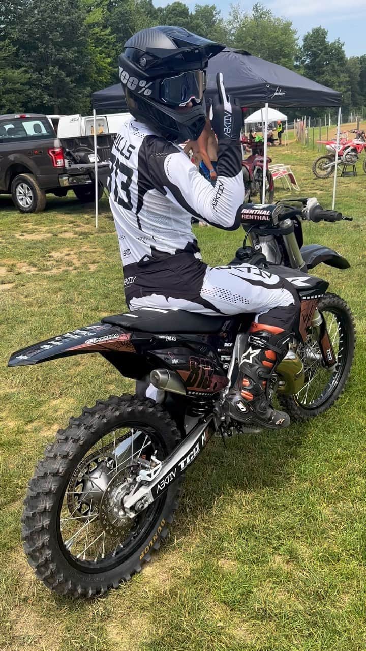 ジャスティン・ヒルズのインスタグラム：「Gotta love that @maximausa 927. #2stroke」