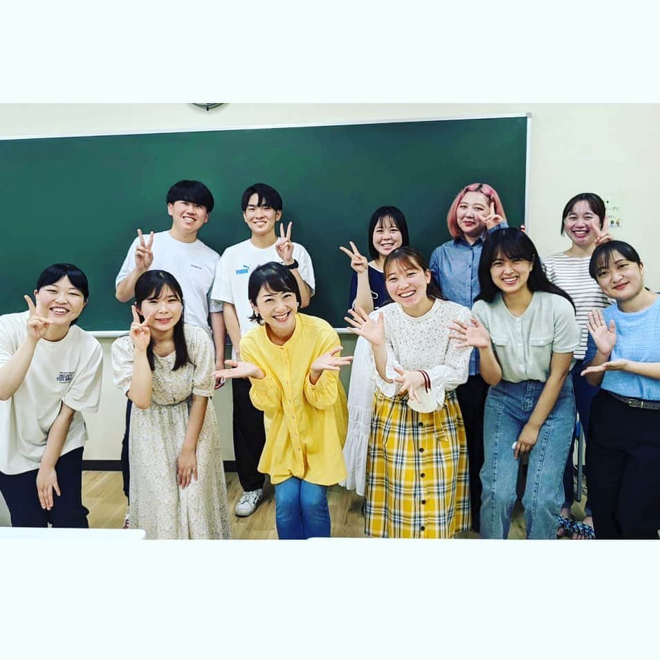 中山裕子のインスタグラム：「大学時代の友人から声をかけてもらって 先生を目指す学生さんたちに アナウンサーとして 話し方を伝えてきました😊  実は「話し方」って 当たり前の コミニュケーション手段ですが あまり習うことはなく 赤ちゃんのころから「模倣」しながら 習得していきます。  だからこそ、私たち大人が話す言葉って 子どもたちの「お手本」☺️ 先生たちが美しく日本語を話すと それがそのまま子どもたちへ。 そんなことを思いながら 講座に向き合ってきました🙌 素敵な機会をありがとうございました✨」