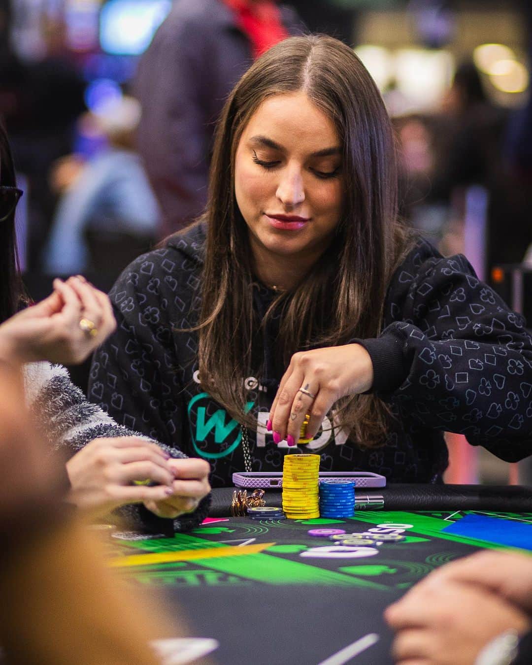 Bruna Unzuetaのインスタグラム：「Eu tenho poker face? 🤔🤨   📸 Pedro Ivo」