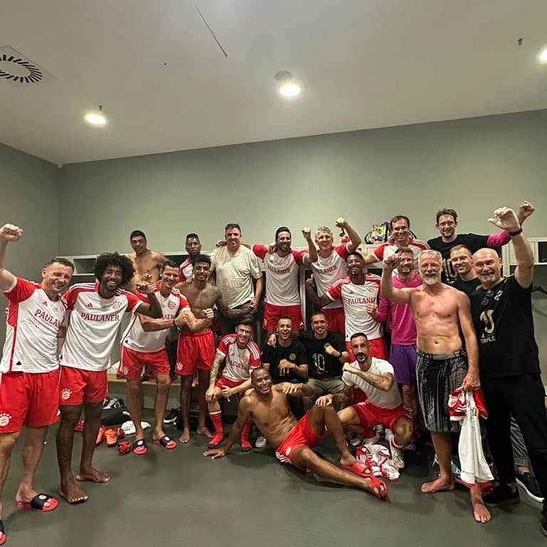 ダンテ・ボンフィム・コスタ・サントスのインスタグラム：「Schön euch mal wieder zu sehen Männer ❤️🤍 @fcbayern」