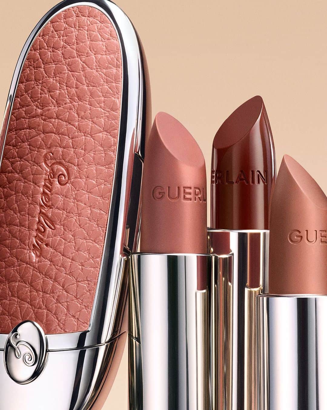 ゲランさんのインスタグラム写真 - (ゲランInstagram)「Six vibrant hydrating satins. Six ultra-soft velvet mattes.​ Rouge G Naturally: twelve exquisite nudes, in a duo of seamless textures.​  #Guerlain #GuerlainMakeup #RougeG #Lipstick #NudeMakeup」7月24日 0時55分 - guerlain