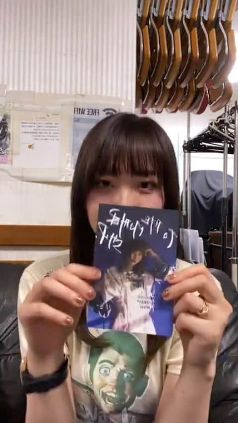 のインスタグラム：「ワンマンライブ「To the mothership.」に向けて、インスタライブ！❤︎ プレゼントするポストカードにサインをしました˓˓ก₍⸍⸌̣ʷ̣̫⸍̣⸌₎ค˒˒ #XAILIVE」