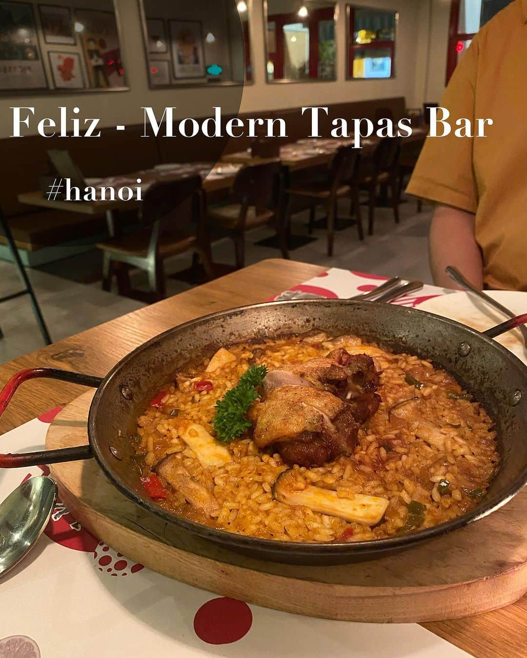 菊原梨華さんのインスタグラム写真 - (菊原梨華Instagram)「・ ・ /  Feliz - Modern Tapas Bar  📍13 P. Nam Ngư, Cửa Nam, Hoàn Kiếm, Hà Nội 10000 ベトナム  \   おしゃれなスペインバル🥘  パエリアが食べたくて行ってみました🩷  私が頼んだのはチキンのパエリア！  他にはイカ墨の海鮮パエリアも🧐  たぶん、イカ墨の方がおいしいかも！！ これも美味しかったけど、チキンだから当たり前だけど海鮮感はなかった！笑  牛肉のタルタルやサラダもおいしかった、、  絶対次はイカ墨パエリアを食べよう😊🤍  メニューが画像で見れるのも 頼みやすいポイントでした🥹❤️  #ベトナム#ベトナムグルメ#vietnam #hanoi#hanoifood #hanoivietnam #ハノイ#ハノイグルメ #スペイン料理」7月24日 0時56分 - happyluckyhappy