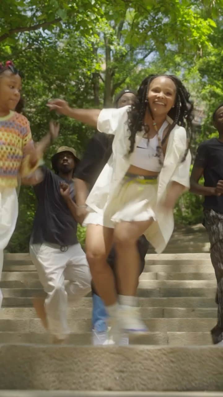 NIKEのインスタグラム：「KABOOOOOM 💥. Lite Feet Nation stepped in the room. Meet Hype Girl and her chosen family of Harlem repping-dancers known to be one of the most globally influential crews out there. From their block to the streets worldwide, modern dance without Lite Feet wouldn’t be the same.   What makes this squad so powerful is that the moves they make aren’t just for themselves, but for the youth in their community to have a positive outlet forever.   Hit the link in our bio to watch the full film. #InTheWild」