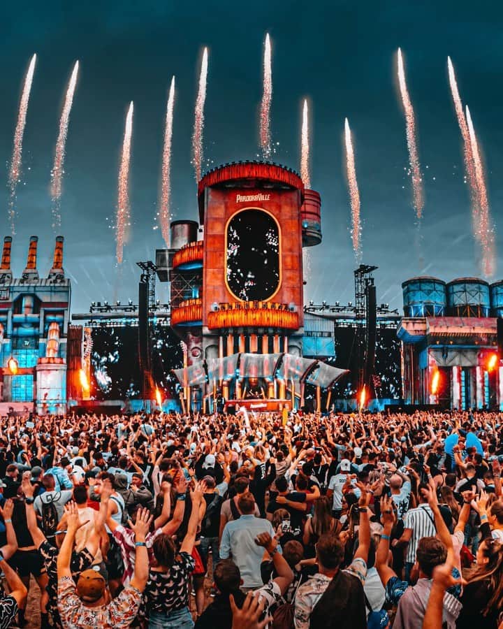 ニッキー・ロメロのインスタグラム：「PAROOKAVILLE! 🇩🇪 That was one of the best shows of the year. What is your fav drop, 1,2,3,4 or 5? 👀」