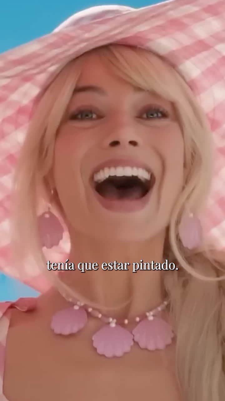 Vogue Españaのインスタグラム：「Los secretos de los escenarios de Barbie, explicados por Margot Robbie ✨」
