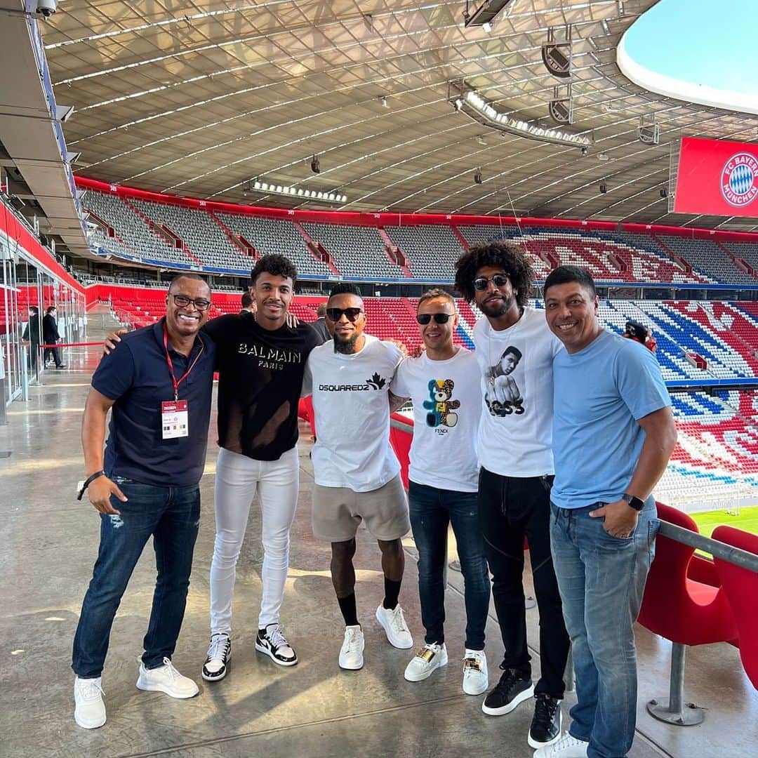 ダンテ・ボンフィム・コスタ・サントスのインスタグラム：「Que foto meus amigos 🙌🏽🙏🏾❤️🤍 .  @fcbayern」