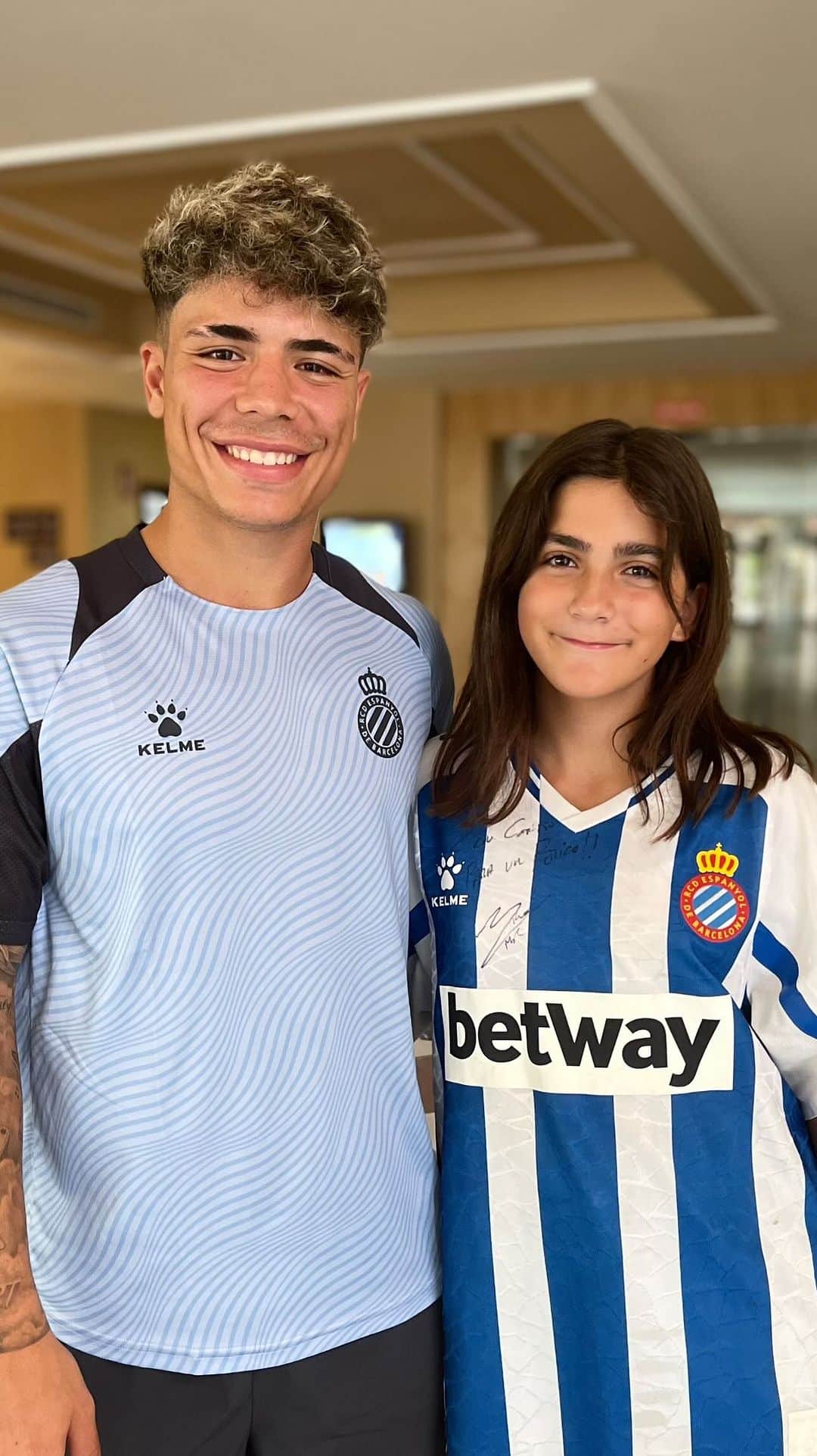 RCDエスパニョールのインスタグラム：「En Marbella tenemos una fan incondicional de @nicomr10 😍  ¡Qué grande eres, Lucía! 🤍💙  #NoVullDeixarDeSentir #RCDE」
