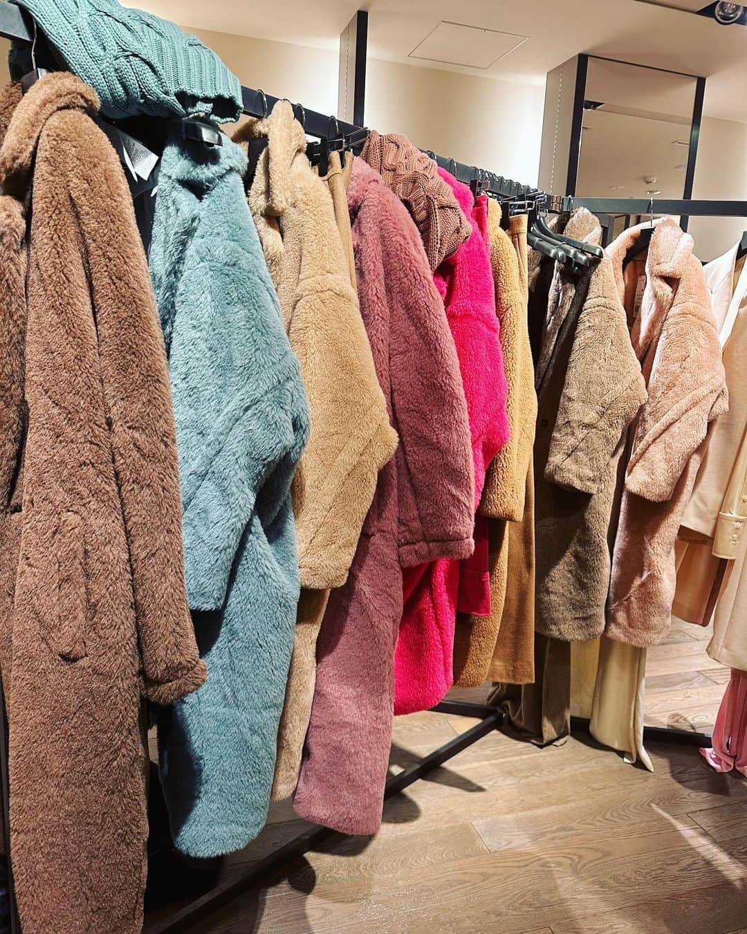 風間ゆみえのインスタグラム：「暑いけど… 先日の @maxmara へのリース時にちょうど撮影から戻ったテディコートがカラフルにラインナップしててなんだか圧巻でした‼︎」