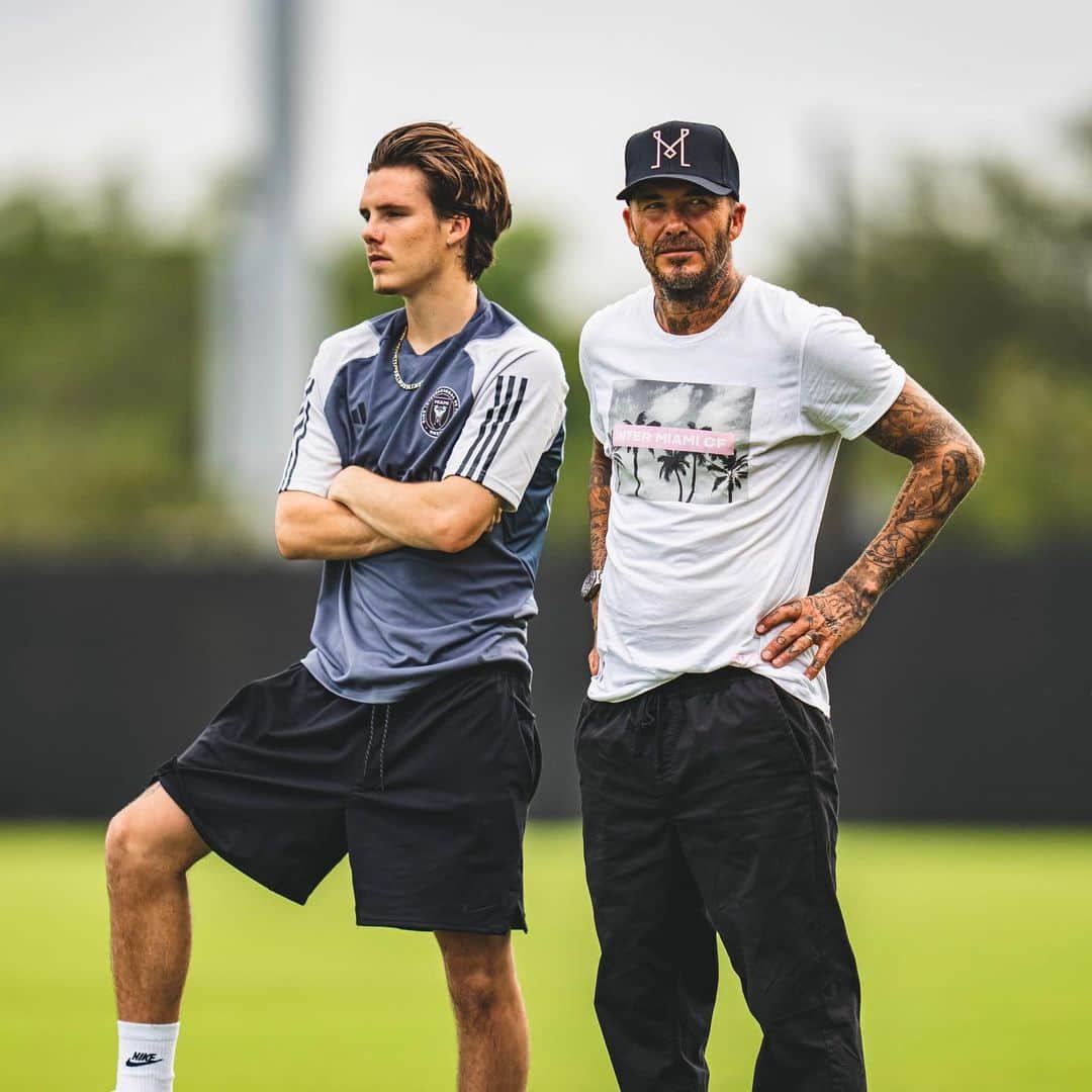 クルース・デイヴィッド・ベッカムのインスタグラム：「Watching the 🐐🩷」