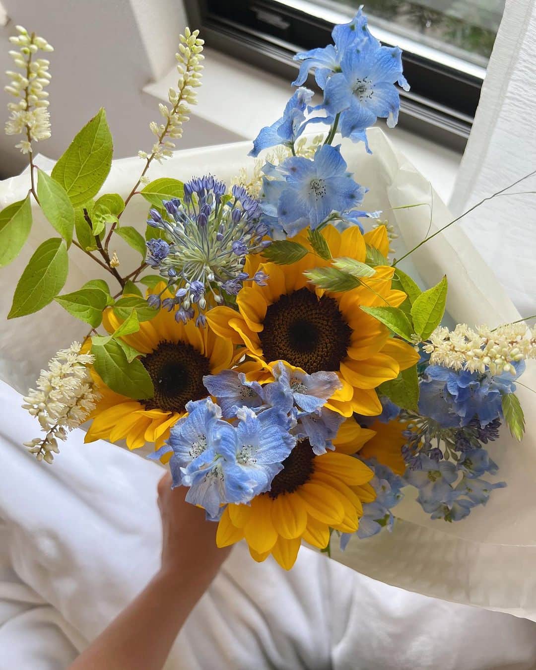 ジュリア・ミナトヤさんのインスタグラム写真 - (ジュリア・ミナトヤInstagram)「理想はお家でずっとお花に囲まれる事💐✨  イベントでいただいたお花も そろそろ終わりを迎えそうなので🥺  良い感じの所を見つけたので そろそろ仕入れに行こうかなぁ〜♡」7月24日 12時00分 - julia.minatoya