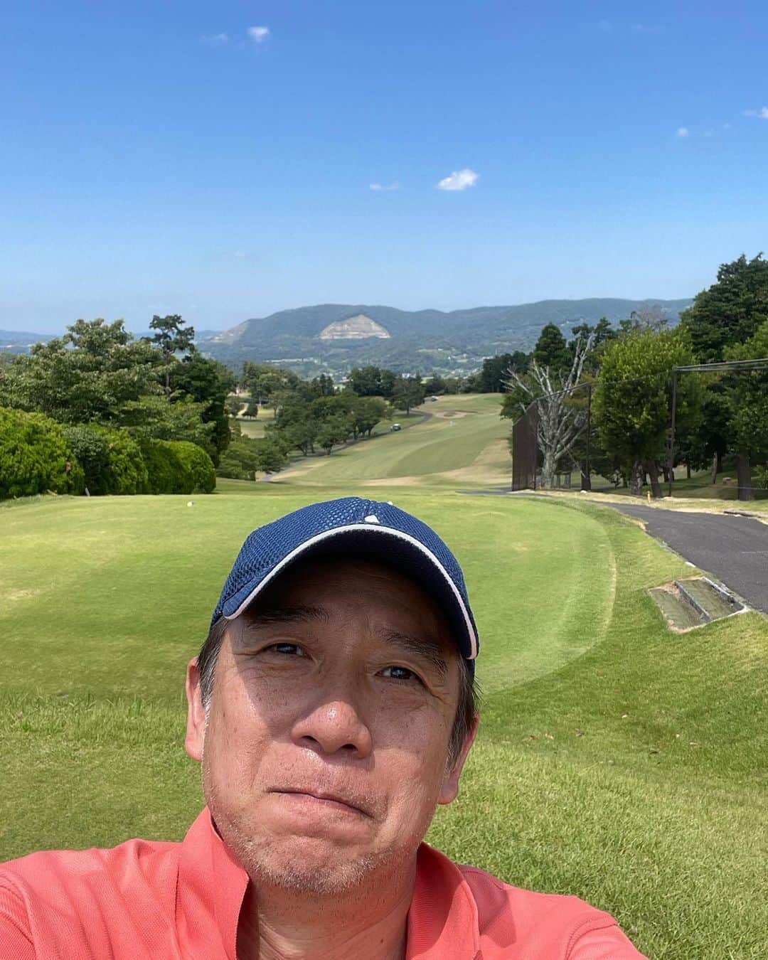 のインスタグラム：「5年振りのゴルフ〜(^O^)／ …で、5年振りに履いたスパイクの底が…💦 取れた😅」