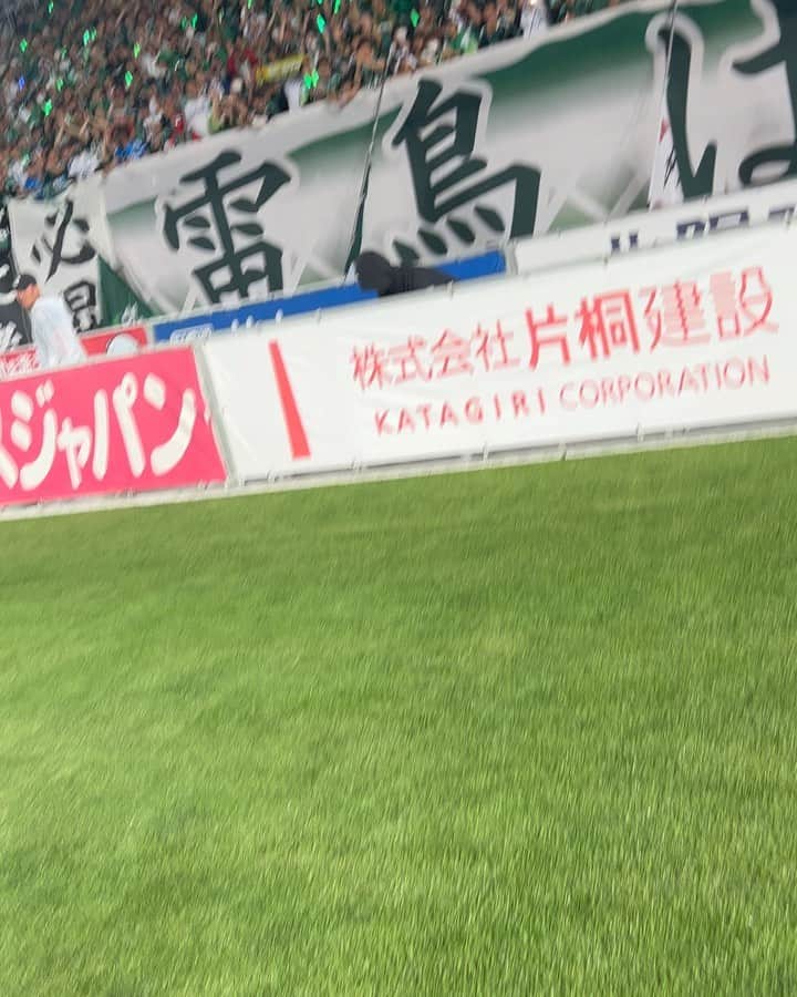 亀本寛貴のインスタグラム：「7/22(土)サンプロアルウィン 【 明治安田生命Jリーグ 第19節 】 松本山雅FC vs ヴァンラーレ八戸  ▼ キックオフ前 1. NEXT ONE 2. 怒りをくれよ  ▼ ハーフタイム 1. 時代のヒーロー  3曲パフォーマンスしました！  言いたいことは沢山あるのですが、とにかくアルウィンのあの雰囲気の中で演奏出来て本当に最高でした！ピッチ側から感じるスタンドからのエネルギー、圧巻でした！ 試合も3-0で久々の複数得点&無失点での勝利！よかったー！😭 憧れの田中隼磨さん初め飯田さんや高崎さんにもお会い出来てお腹いっぱいです… ガンズくんも1日色々サポートしてくれてありがとうございました😊 我々GLIM SPANKYも松本山雅FCもこっからまだまだ登っていくぞー^_^  #glimspanky #松本山雅fc」