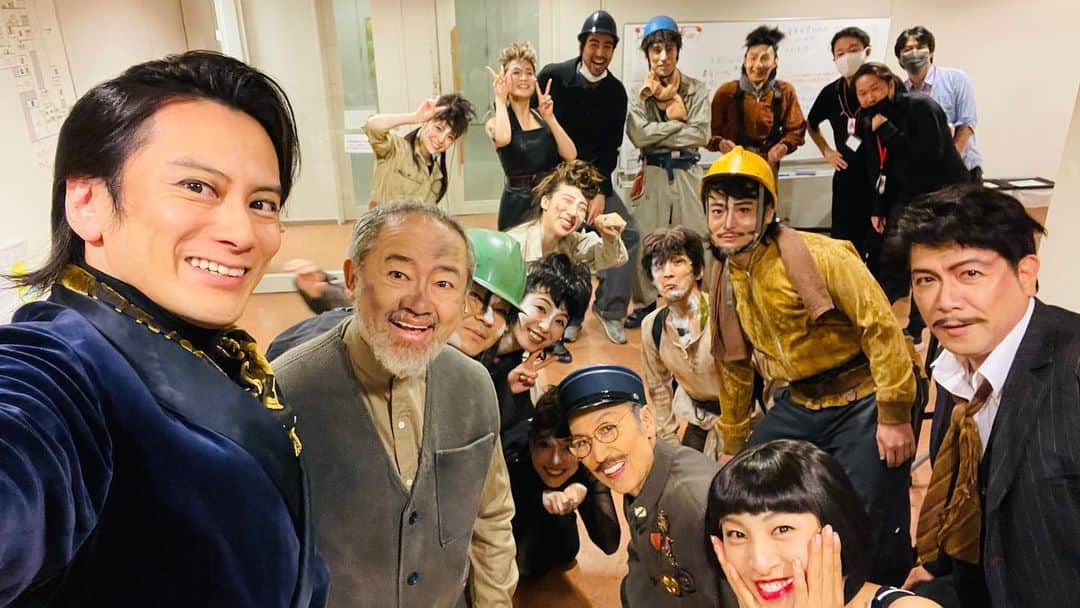 小西遼生のインスタグラム：「#ある馬の物語 兵庫公演にて大千穐楽を迎えました  座長のソンちゃんはじめ 皆最高のメンバーでした  馬主の皆さま ありがとうございました！  馬より🐴」