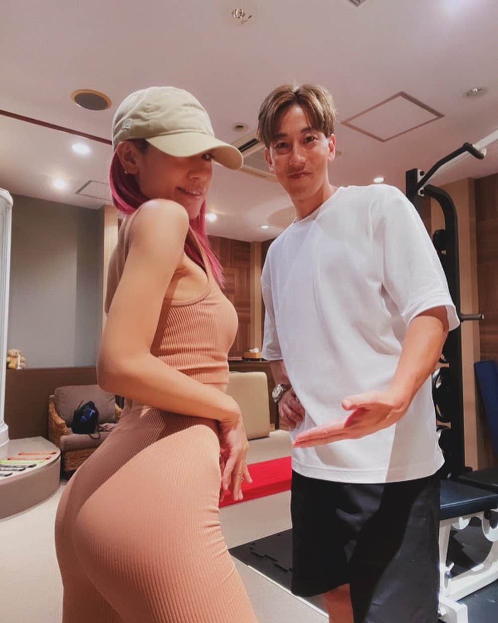 片桐舞子のインスタグラム：「ベージュのウェア着たら裸に見える件…🙂笑  今週のトレーニングは 筋トレ→久しぶりのビーストロング♡  ビーストロング先生はEMSより深くまでアプローチしてくれるから、筋トレが苦手なパーツや、筋トレしずらいパーツにかけると、寝てるだけで筋トレできちゃうやつ、最高💪🏼✨  腹筋が苦手なのでお腹と、もっと上げたいお尻にかけてもらいました🍑  かけてもらった後は、下腹部に無意識に力が入って、「おぉ！初めまして下腹部の筋肉！」ってなるので、アプローチしたい場所を自分で意識出来るようになることが素晴らしいなと思います♡  お尻はやばい めちゃくちゃ上がる😂  そもそも筋力が弱くて、筋トレが苦手な人にもおすすめだよー‼︎  personal training & aesthetic @lesanges_beauty   毎週ここでボディライン見てもらいながら、どこをトレしてこうか一緒に考えたり、身体に健康にダイエットに良いものを教えてもらうので、41歳の今、3年前8kgダイエットした時よりも何故か痩せてる笑  「Unlocking」ジャケット撮影まで、もう少し追い込んで頑張ろー🩵  #舞トレ#training #workout#trainingday #トレーニング女子 #桃尻トレーニング #パーソナルトレーニング東京 #エストレボディ#ウェア着てます#裸じゃないよ」