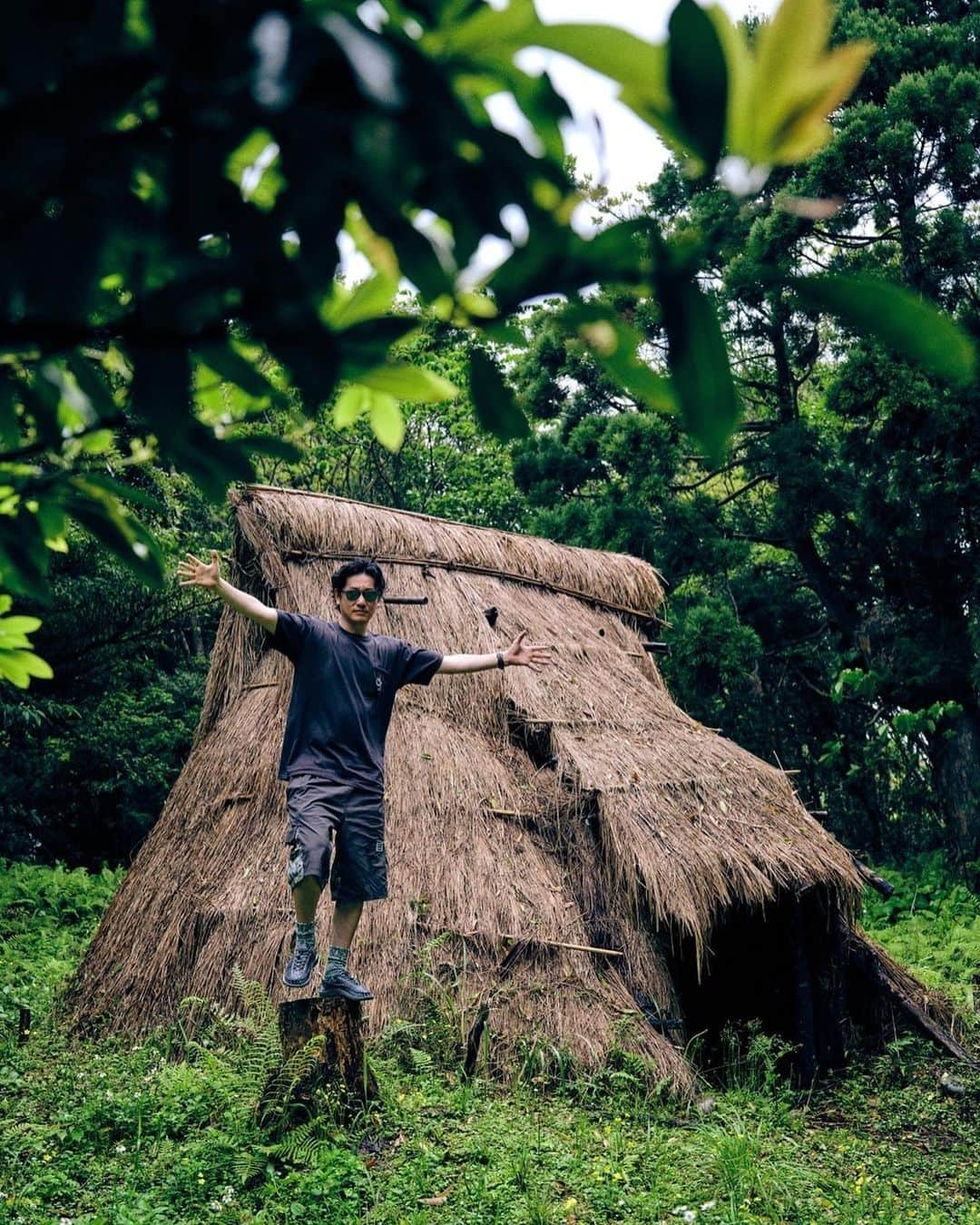 井浦新さんのインスタグラム写真 - (井浦新Instagram)「_ 屋久島で発掘された縄文土器 様式の違う様々な島の土器が出土している  約4000年ほど前 鹿児島や大隅諸島はじめ南西諸島の縄文人たちは 丸木舟で海をわたり島々を巡りながら 文化交流が盛んにあったことに気づく  海面から突き出したようにそびえる山岳の島・屋久島は 海を移動する縄文人の目印だったはず 実際今もそうだったりする 屋久島は南西諸島の縄文文化の交差点だったのかもしれない  @fumihiko_ikemoto  @mightry_elnest   #forestra #森の中の宇宙 #屋久島 #縄文 #縄文土器」7月23日 16時34分 - el_arata_nest