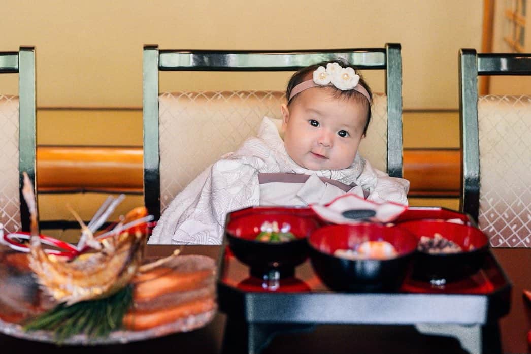 ソンイのインスタグラム：「お食い初め👶🏻🍚❤️  生後102日でのお宮参りだったので衣装チェンジしてお食い初めも一緒に🤍  一生食べることに困りませんように🙏🏻✨  今はまだぶかぶかな袴だけど初節句の時にはジャストサイズになってるのかな？🌸 同じ洋服で成長を感じるのエモいよね🥹💕  そしてお店も結婚の顔合わせ、息子のお食い初めをやった思い出の場所🗼🌿  この3日後の生後105日に初寝返りもして本当あっという間すぎて...🥹  📷 : @sparklingmoment_non  👘 : @tsukihana.official  🍚 : @ukaishiba   #お食い初め #生後3ヶ月 #生後100日 #100日祝い #百日祝い #お食い初めコーデ #ベビー袴」