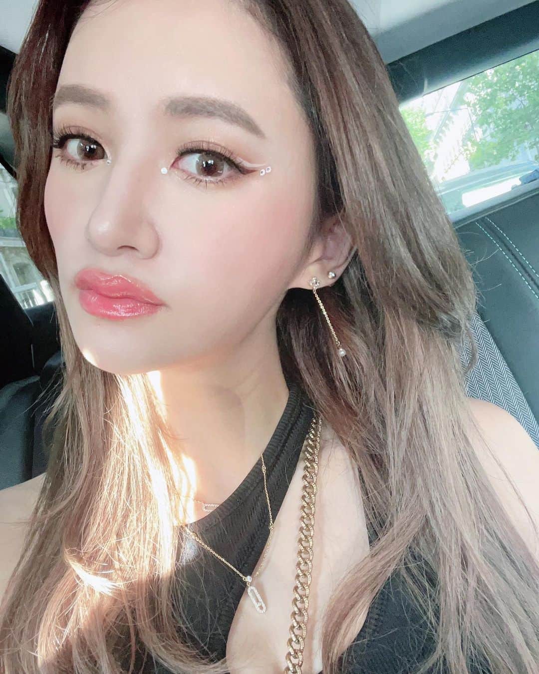 平山美春のインスタグラム：「📍𝐒𝐓𝐀𝐃𝐄 𝐃𝐄 𝐅𝐑𝐀𝐍𝐂𝐄  BLACKPINK意識して、ファッションはブラックに🖤 最近メンバーのメイクで目頭目尻につけてるラインストーン、夏に登場回数が多くなる白のアイラインと✨  ラインストーンはネイル用を使用、白のアイラインはuzu が描きやすくてオススメ😊 ラインストーンなしで白ラインだけでも夏感出るよ🌻🍉  #blackpink  #paris  #hairmake」