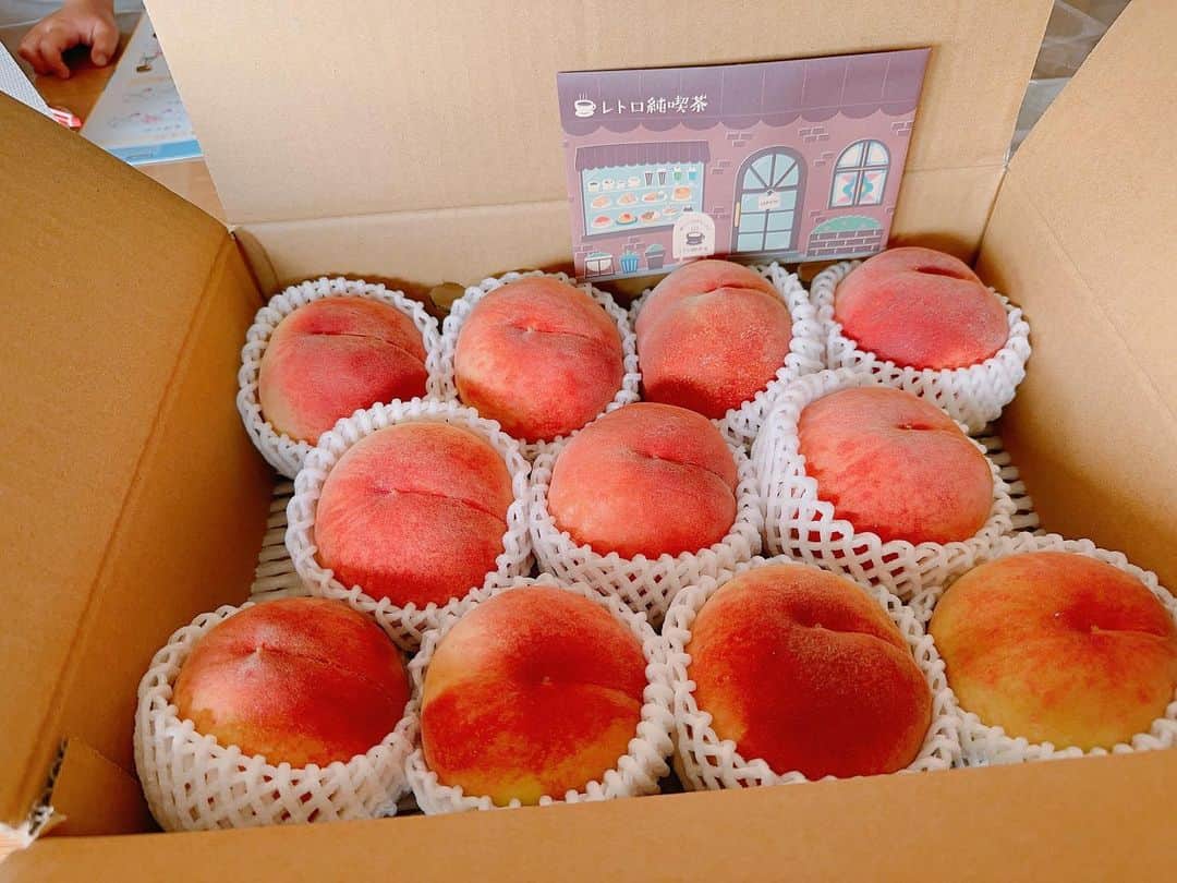 林藍菜さんのインスタグラム写真 - (林藍菜Instagram)「やっぱり桃は「福島」が1番だべ。 福島の姉よ、ありがとう。 あーいい香りっ！  #桃 #🍑 #福島の桃 #peach #福島の名産」7月23日 16時40分 - hayashi_aina