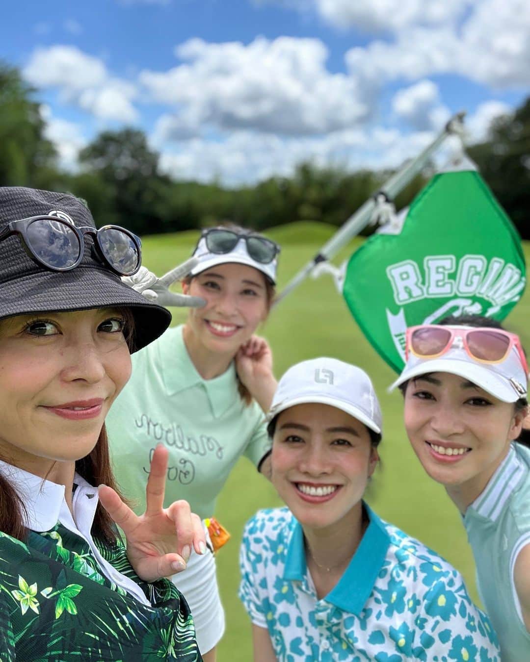 金ケ江悦子さんのインスタグラム写真 - (金ケ江悦子Instagram)「* \Regina OPEN 2023/ @regina_golf   今年もゴルフ雑誌Reginaのコンペに参加🏌️‍♀️  今年のドレスコードはグリーン。 イベントということで 花柄の上下でワンピース風に 揃えてみました☺︎ ▶︎ @footjoy.japan   普段はシンプル目な服が多いから too much➿かなぁと 内心ドキドキ。。。 でしたが😳  さすがは総勢200名の女性コンペ⛳️  みんな華やかで 馴染む😌 笑  実力はまだまだだけど⛳️ ゴルフ練習をはじめて こうしたイベントに参加できるのも 新しい情報や新しいコミュニティが増えて  頑張ろう♡と思う 楽しみのひとつになりました😌  \チャレンジ/🏌️‍♀️ @club_onoff  @cecilmcbee_green  @bioreuv_jp   成田美寿々プロ @misuzunarita   ありがとうございました😌‼︎  #regina #reginagolf #レジーナ #レジーナオープン2023 #reginaopen #オノフ #オノフレディ #ゼクシオ #ブリヂストンゴルフ #エッセンシャル #ビオレuvアスリズム #cecilmabeegreen #bullandbull #honmagolf #majestygolf #ping #prgr #footjoygolf #footjoyjapan #reginaopen2023」7月23日 16時45分 - etsuko_kanagae