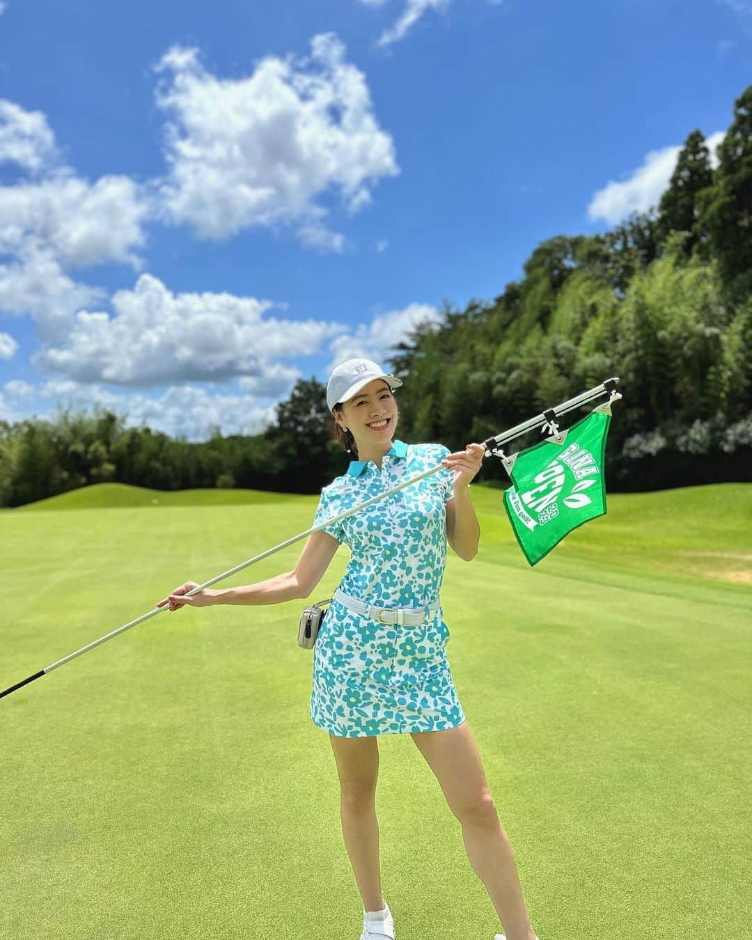 金ケ江悦子のインスタグラム：「* \Regina OPEN 2023/ @regina_golf   今年もゴルフ雑誌Reginaのコンペに参加🏌️‍♀️  今年のドレスコードはグリーン。 イベントということで 花柄の上下でワンピース風に 揃えてみました☺︎ ▶︎ @footjoy.japan   普段はシンプル目な服が多いから too much➿かなぁと 内心ドキドキ。。。 でしたが😳  さすがは総勢200名の女性コンペ⛳️  みんな華やかで 馴染む😌 笑  実力はまだまだだけど⛳️ ゴルフ練習をはじめて こうしたイベントに参加できるのも 新しい情報や新しいコミュニティが増えて  頑張ろう♡と思う 楽しみのひとつになりました😌  \チャレンジ/🏌️‍♀️ @club_onoff  @cecilmcbee_green  @bioreuv_jp   成田美寿々プロ @misuzunarita   ありがとうございました😌‼︎  #regina #reginagolf #レジーナ #レジーナオープン2023 #reginaopen #オノフ #オノフレディ #ゼクシオ #ブリヂストンゴルフ #エッセンシャル #ビオレuvアスリズム #cecilmabeegreen #bullandbull #honmagolf #majestygolf #ping #prgr #footjoygolf #footjoyjapan #reginaopen2023」