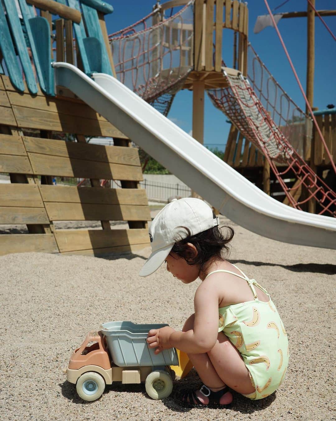 MIYUさんのインスタグラム写真 - (MIYUInstagram)「⁡ ⁡ ⁡ 一昨日はITADAKIで水遊びする目的で 生駒山上遊園地へ🎡🎠🛝 ⁡ 開園時間に合わせて行って 閉園ギリギリまでしっかり遊んだ✌️🩷💚 ⁡ 平日やったのもあってかなり空いてて ほんまに最高やった🥹🌈 ⁡ 夏休み時期は人多そうやけど それでもこれだけ楽しんでくれるなら 連れて行ってあげたいな~と 次は8月かな！🍉 ⁡ みんな一緒に行こう~😘🌤️ ⁡ ⁡ ⁡」7月23日 16時47分 - _moon.me_u