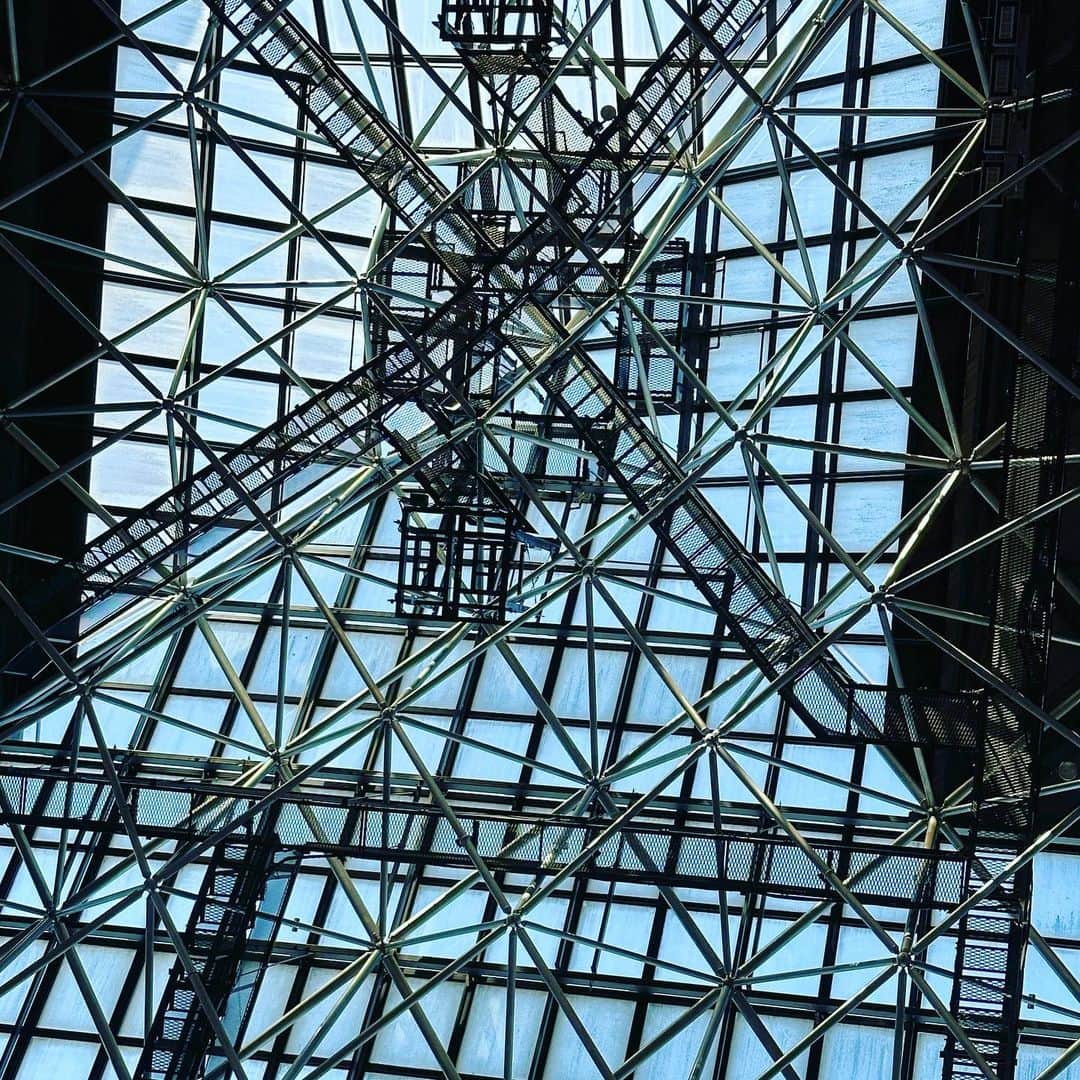 津田大介さんのインスタグラム写真 - (津田大介Instagram)「ジェンダーだけでなくこの国にたくさん残りすぎてるガラスの天井ぶち壊していきたいですね。ゲリラ。」7月23日 16時48分 - tsuda