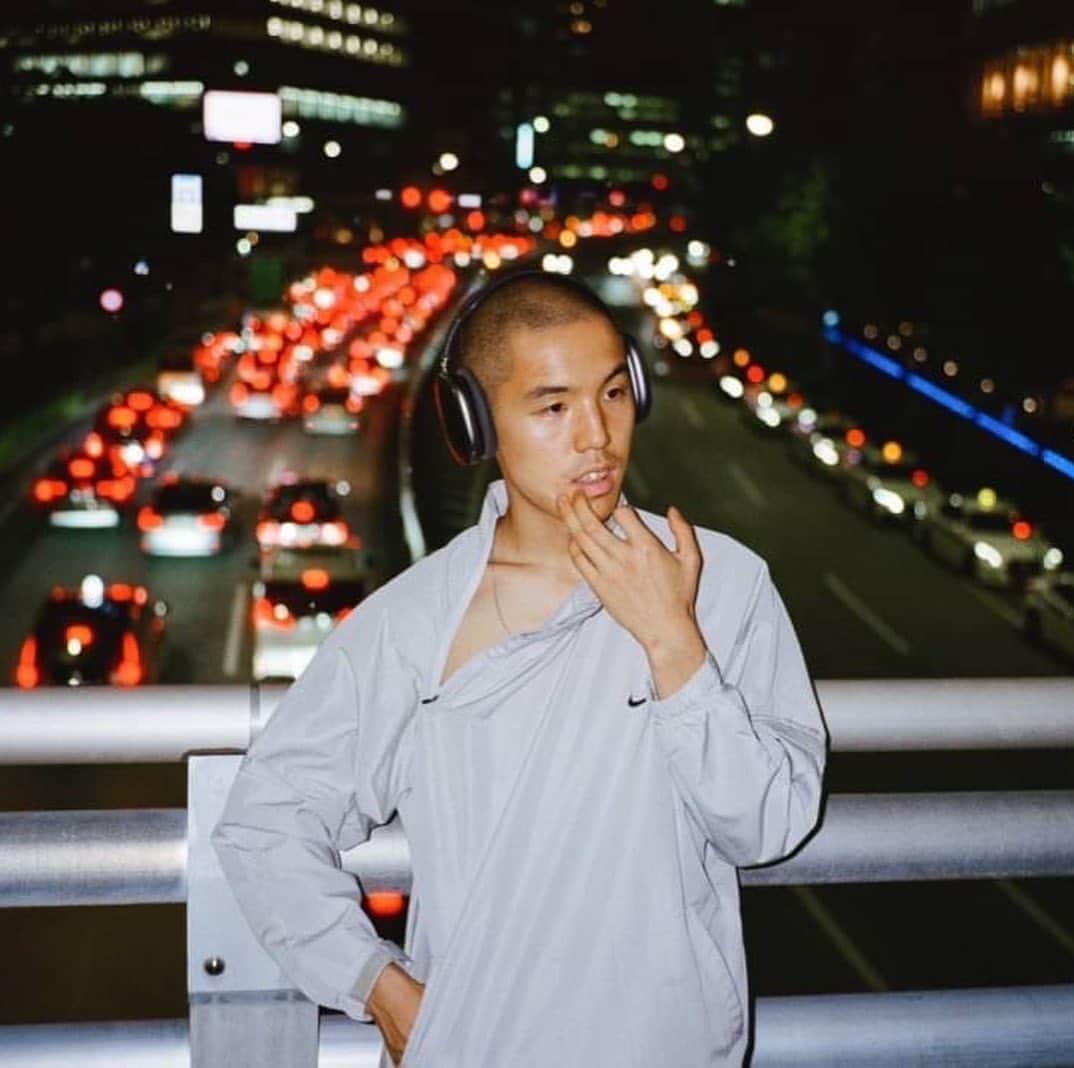 のインスタグラム：「⚡McGuffin Street News⚡  都内大学生を中心にファッションフリーマガジンを発足しているUni-Share。「ファッションで深める、繋げる、広げるセカイ」をコンセプトにフリーマガジン「Uni-Share magazine」を制作し、毎号約2000部を発行。渋谷や原宿を中心としたアパレルショップや映画館、サロン等、約40店舗に設置している。 そのUni-Share magazineが7月15日(土)に最新号となるvol.26をリリースする。 今号のテーマは『まなざし』。 「まなざし」とは、「わたし」と「他者」のあいだに立ちあがる「みる・みられる」という関係性のなかを通いあうものであり、言葉にすることでは翻訳しきれない心の機微や意図、つまり個人のシチュエーションが蓄積されている。 わたしの「まなざし」はいったいどんなものなのか。ときに温かく、ときに冷ややかなものなのか。誰かを規定したり、誰かに規定されたものなのか。 今号は、そんな「まなざし」の複雑さを①「今みているものからみてきたものへ」②「みられるイメージに構築されるわたし」③「まなざしの感情」という三つの視点から、ひらいていこうと探求した一冊になっている。  また、Uni-Share vol.26のリリースを記念して、イベントが開催される。 今回のイベントは従来の写真展示に加え、本をご自由に手に取って見ていただける「ブッククラブ」、DJイベントが併せて開催される。  日時: 2023.7.30(日) 写真展 OPEN 16:00 ‒ CLOSE 18:30 After Party  OPEN 19:00 ‒ CLOSE 23:00  会場：青山蜂 〒150-0002 東京都渋谷区渋谷４丁目５−９ 青山ビルディング 2F-4F  料金： 写真展 500yen After Party 2000yen 写真展+ After Party 2000yen  #unishare #tokyo」