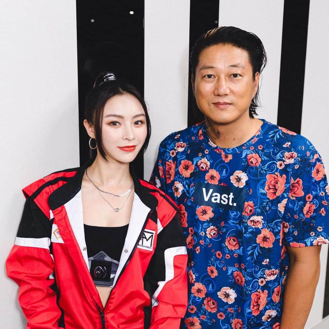 エルキーのインスタグラム：「Really glad to meet “Han”!!Especially on the set of my Music Video😝It’s so encouraging and really meant a lot to me.Thank you Mr. Kang!!You’re amazing!!!!❤️‍🔥 MV花絮提前出爐 慶幸自己寫了這首關於🏎️的歌 有了韓哥的應援 更加充滿了信心 我會加油的！！  #Han #fastandfurious #elkie #musicvideo #comingsoon」